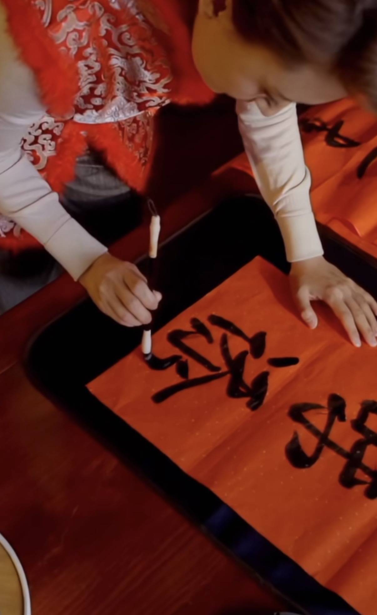 46岁张蕾北京四合院过大年，穿红衣剪窗花贴春联，老公是普通商人