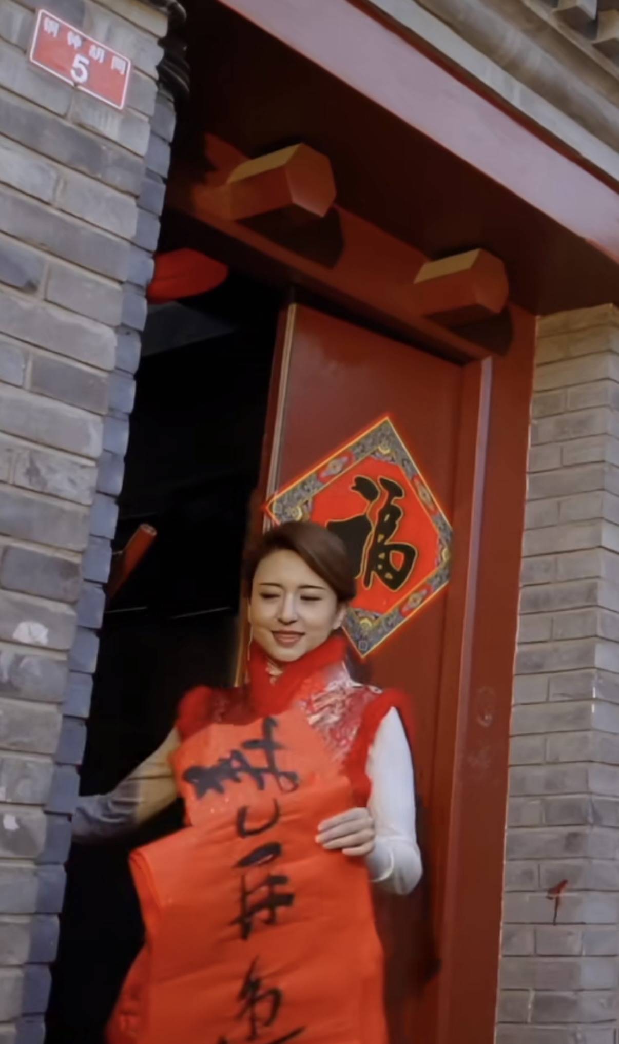 46岁张蕾北京四合院过大年，穿红衣剪窗花贴春联，老公是普通商人