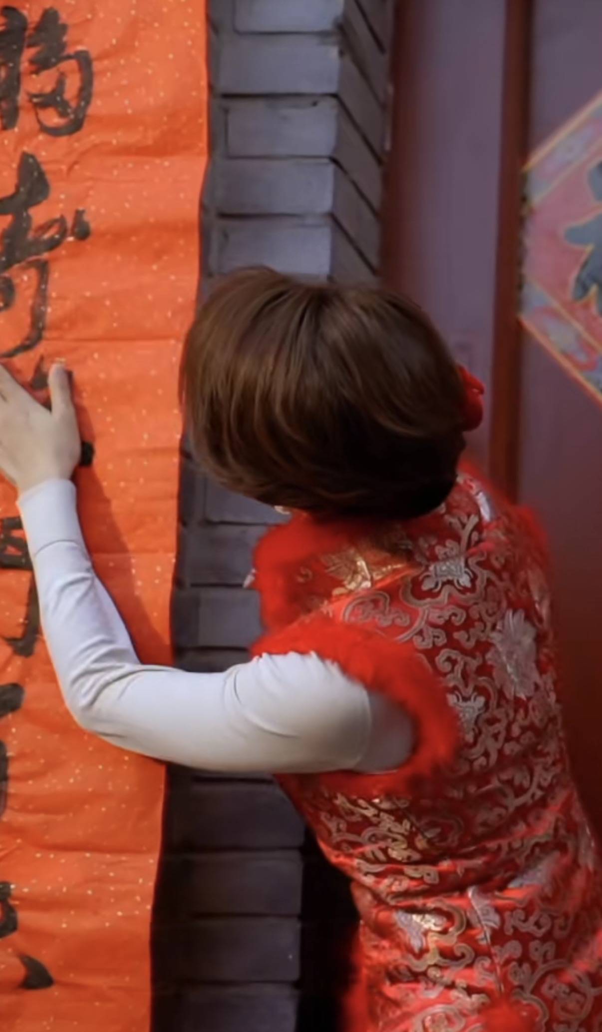 46岁张蕾北京四合院过大年，穿红衣剪窗花贴春联，老公是普通商人