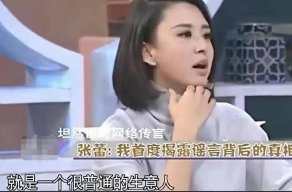 46岁张蕾北京四合院过大年，穿红衣剪窗花贴春联，老公是普通商人