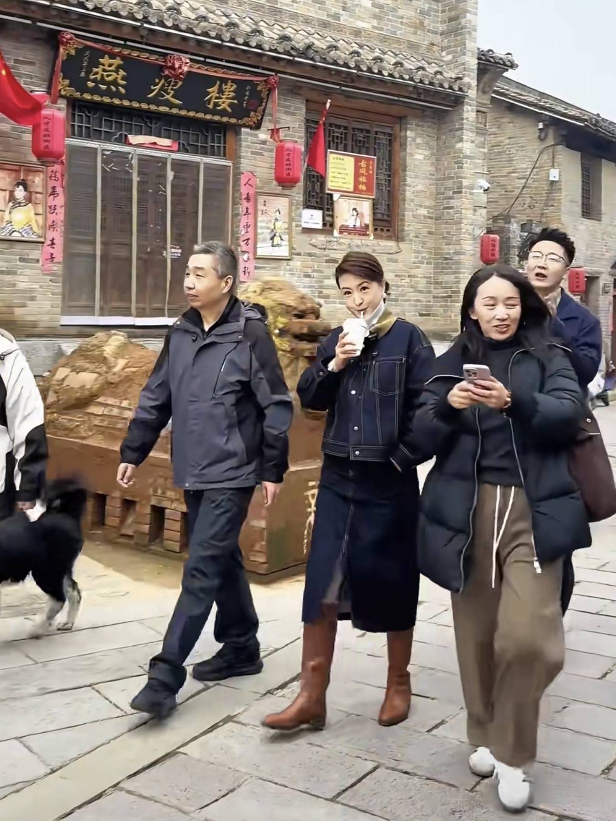 46岁张蕾北京四合院过大年，穿红衣剪窗花贴春联，老公是普通商人