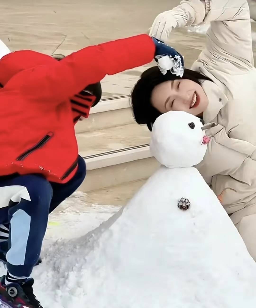 46岁张蕾北京四合院过大年，穿红衣剪窗花贴春联，老公是普通商人