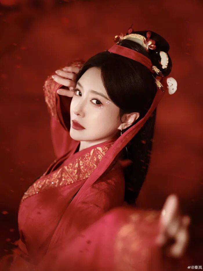 秦岚夸李沁像清水芙蓉般漂亮!两大女神美得让人窒息