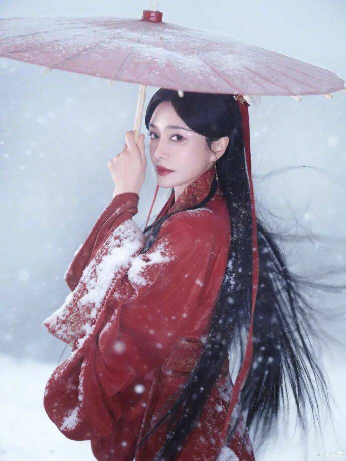 秦岚夸李沁像清水芙蓉般漂亮！两大女神美得让人窒息