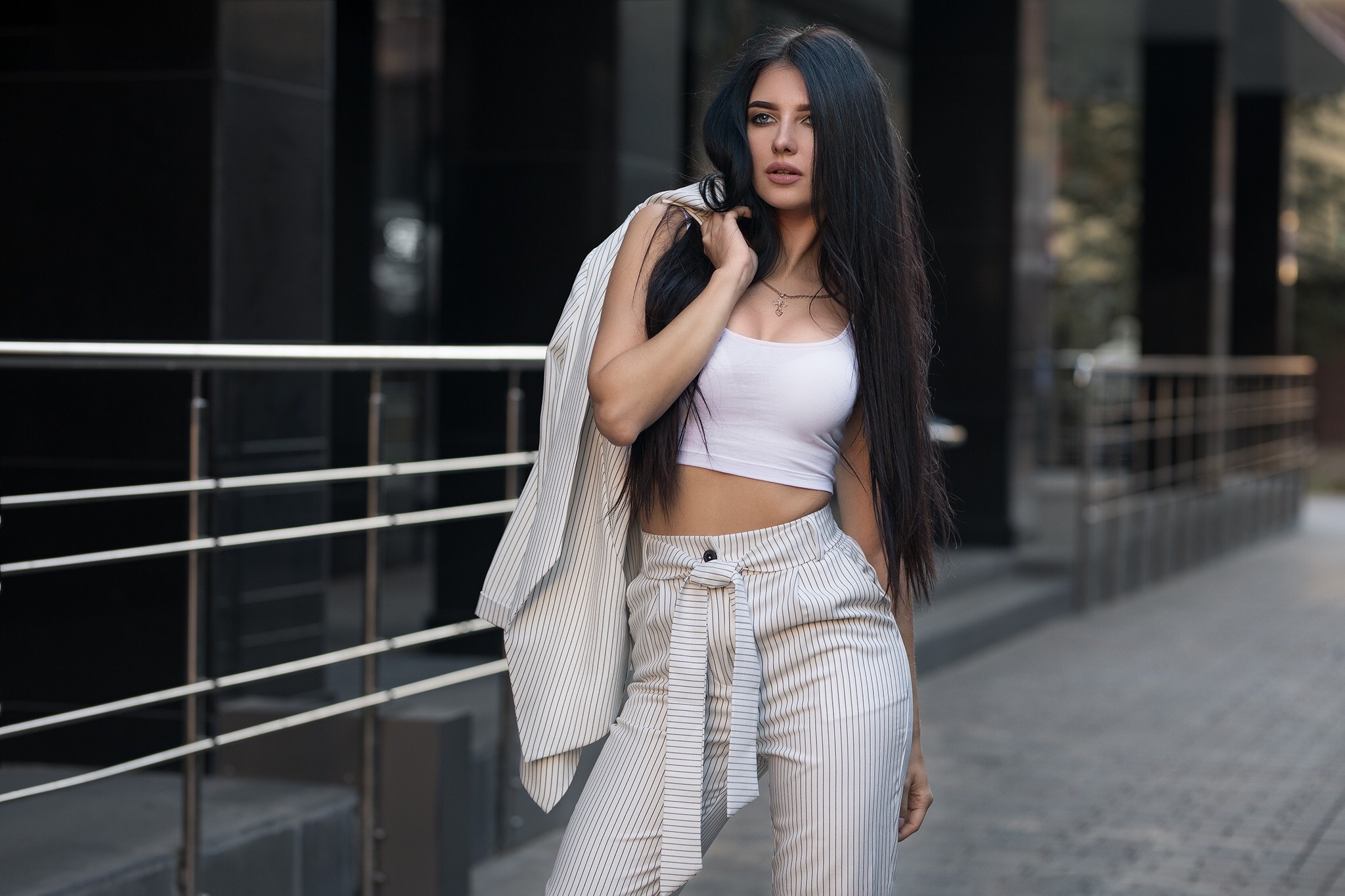 街拍欧美女，长发及腰的性感丰满欧美美女街拍壁纸图片-达人圈壁纸