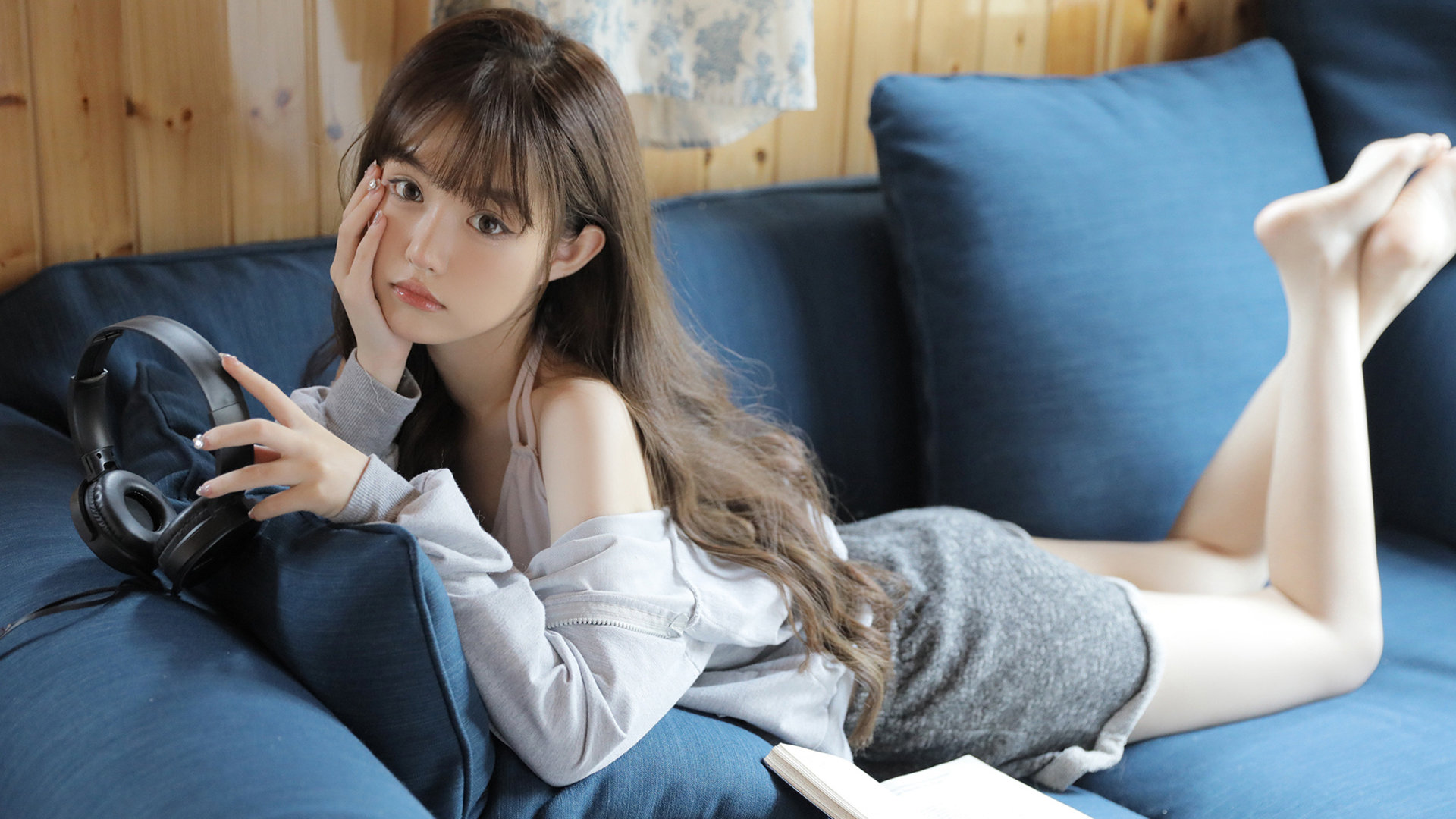 超可爱漂亮美腿萌妹子 沙发写真桌面壁纸图片-达人圈壁纸