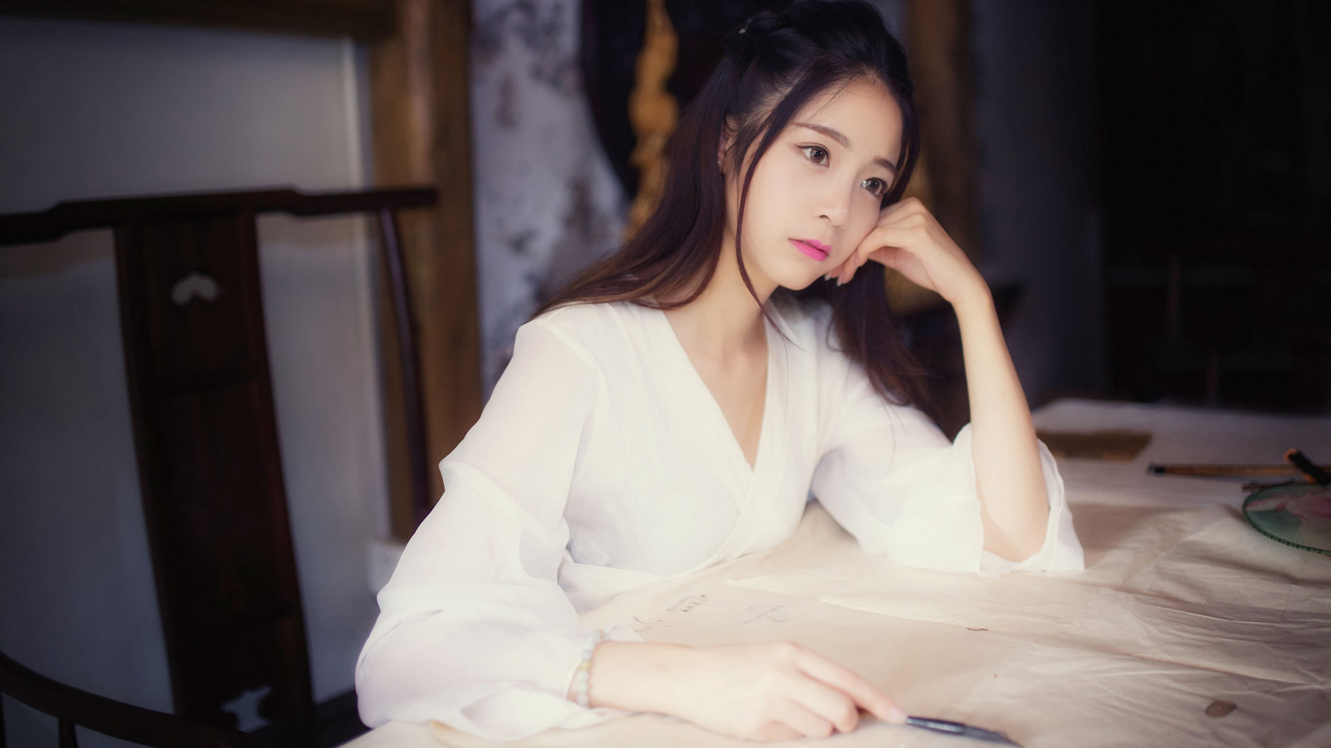 书桌前的森系长发美女电脑壁纸-达人圈壁纸