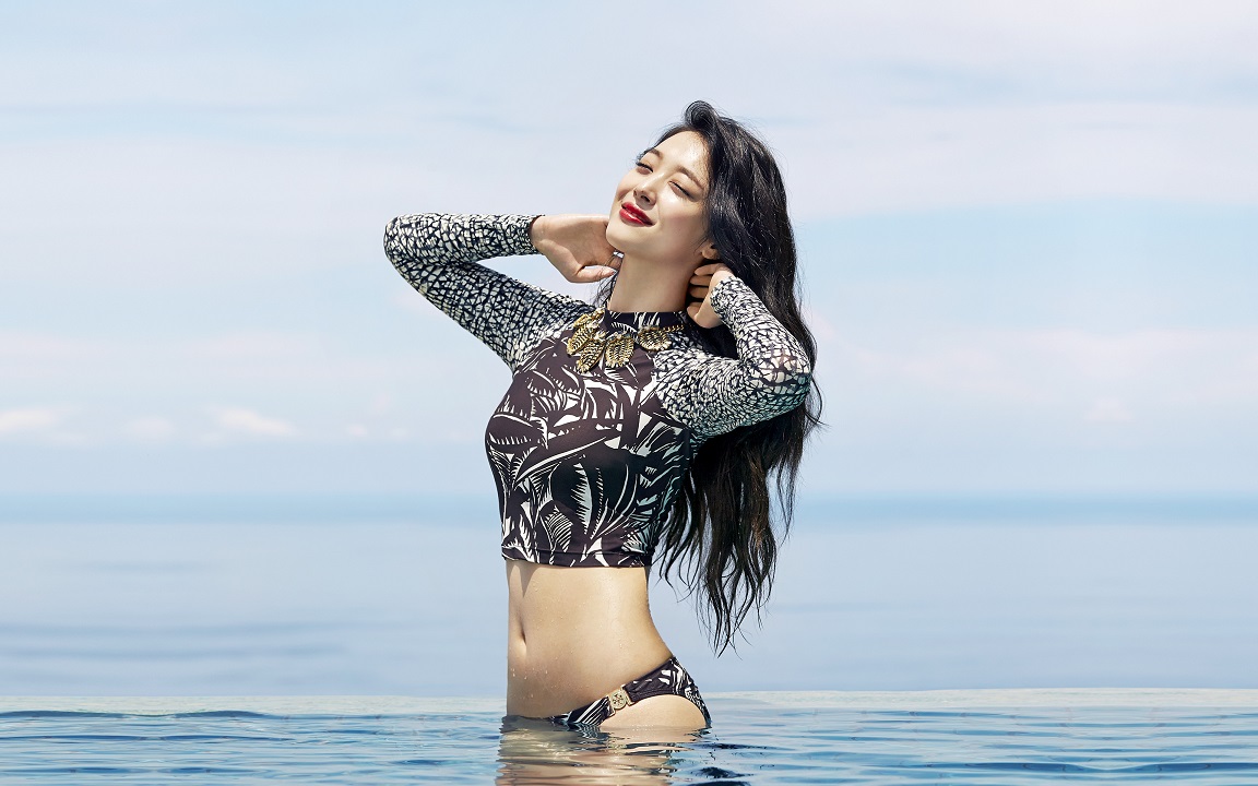 海上游泳的性感长发韩国美女 电脑壁纸-达人圈壁纸