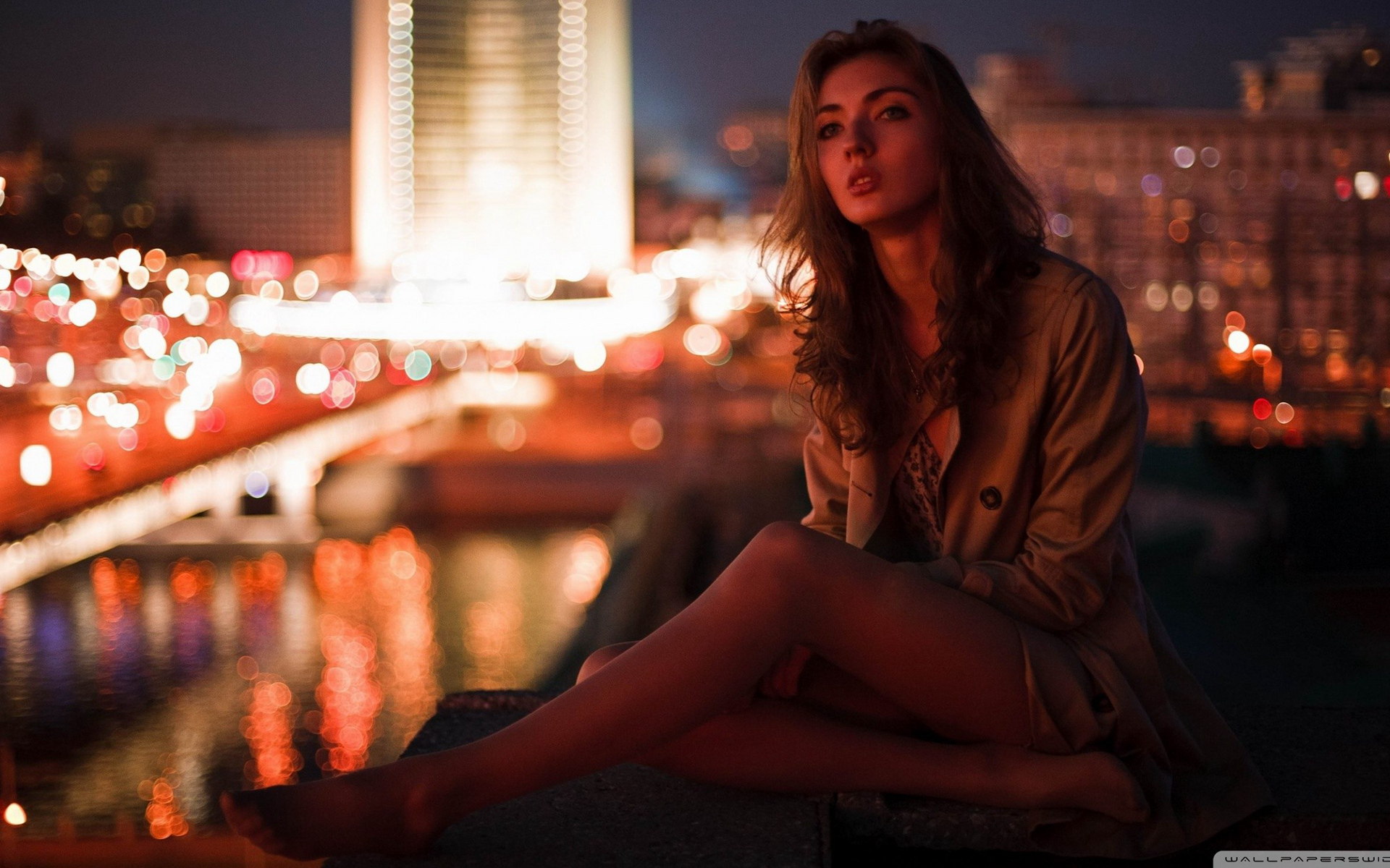 坐在天台看风景的欧美性感女生唯美 电脑壁纸-达人圈壁纸