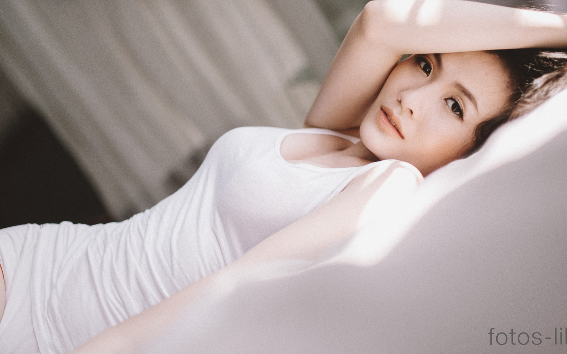 躺在床上穿 吊带背心的性感美女-达人圈壁纸