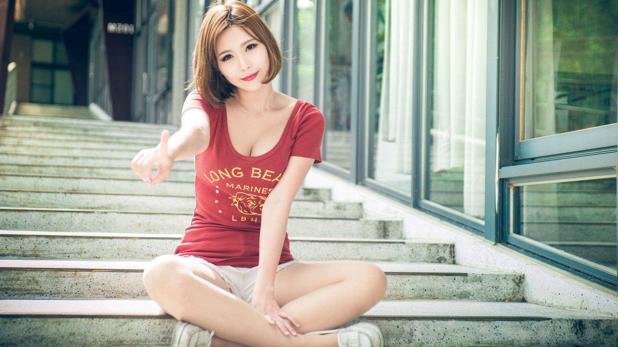 坐在台阶上的长发女神壁纸图片-达人圈壁纸