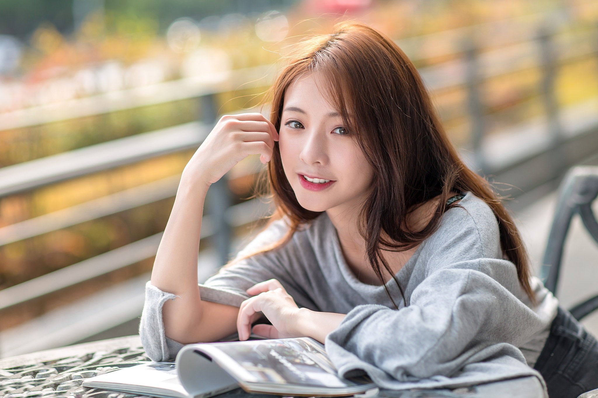 看书的清纯长发女生 电脑背景图片-达人圈壁纸