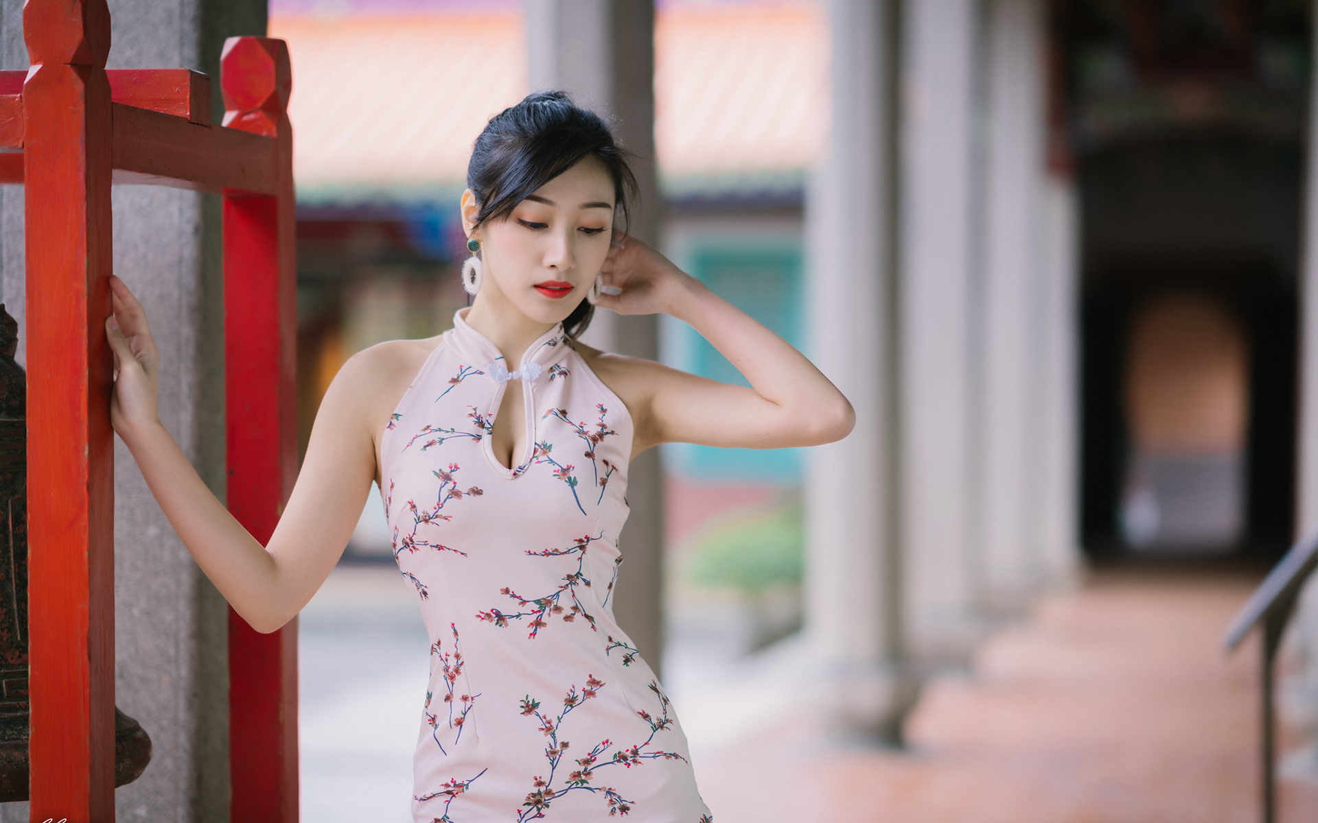 走廊里穿旗袍的性感好身材美女-达人圈壁纸