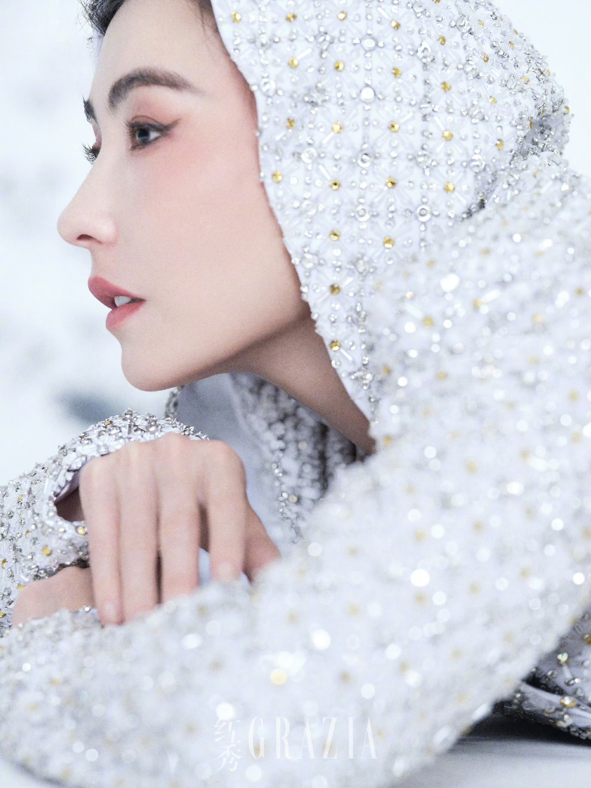 张柏芝登《红秀》杂志,解锁多面穿搭美学