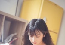 清新甜美，吊带碎花裙，邻家小妹般的可爱美少女私房写真