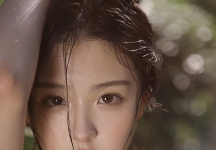 芭蕉树，雨林，吊带连衣裙美女淋雨湿身唯美户外写真图片