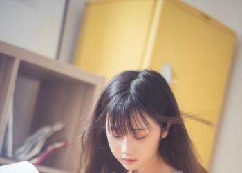 清新甜美，吊带碎花裙，邻家小妹般的可爱美少女私房写真