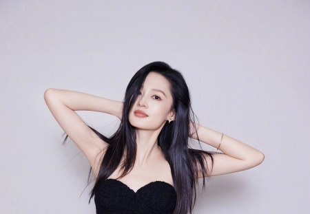 美女演员李沁两套黑色系着装清爽，干净，英