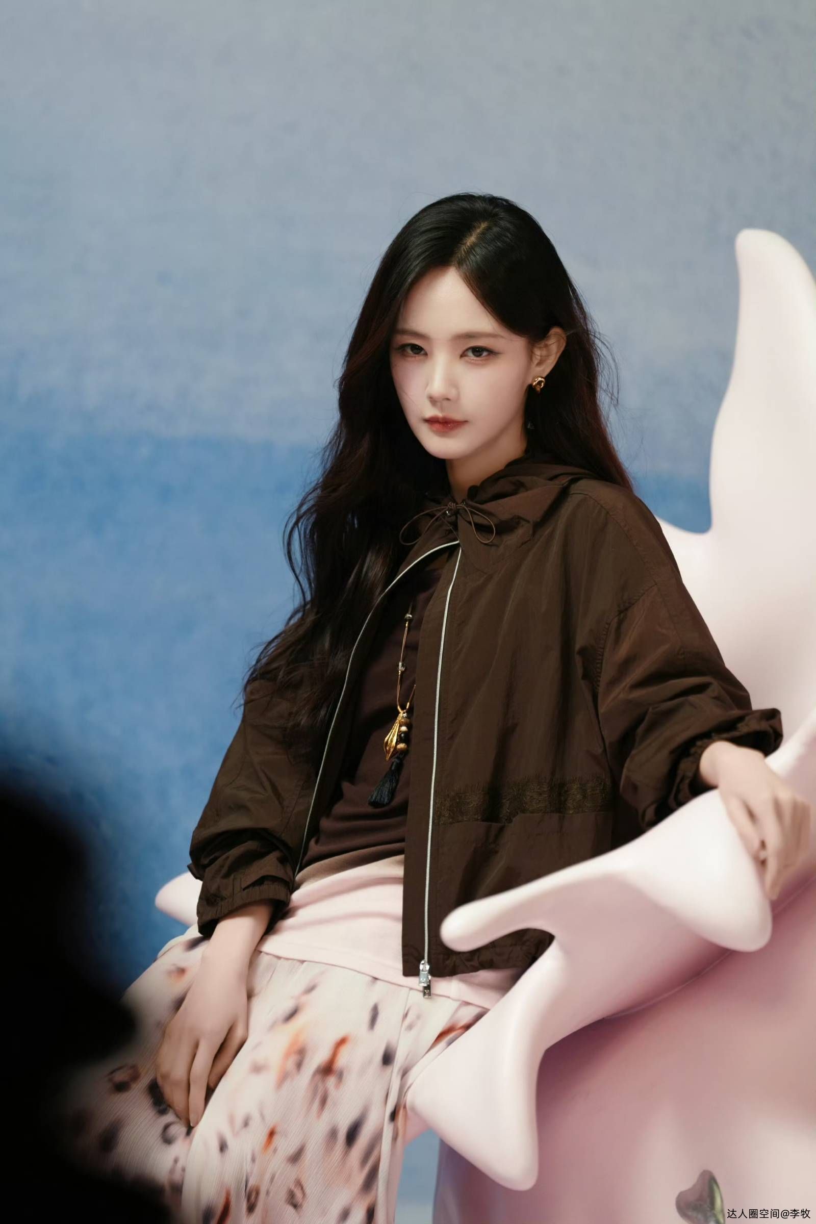 李一桐的春日穿搭公式:甜酷切换,自在出彩 李一桐的春日穿搭公式:甜酷切换,自在出彩