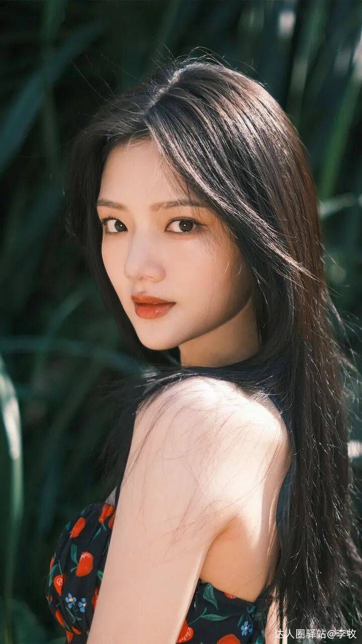 甜妹任敏性感起来真撩人！大美腿又长又细身材比例超棒