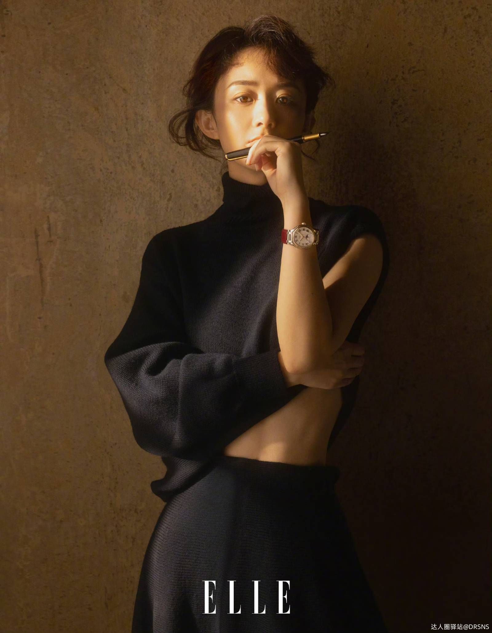 赵丽颖《ELLE》二月刊封面引爆热议,复古光影大片展现极致美 赵丽颖《ELLE》二月刊封面引爆热议,复古光影大片展现极致美