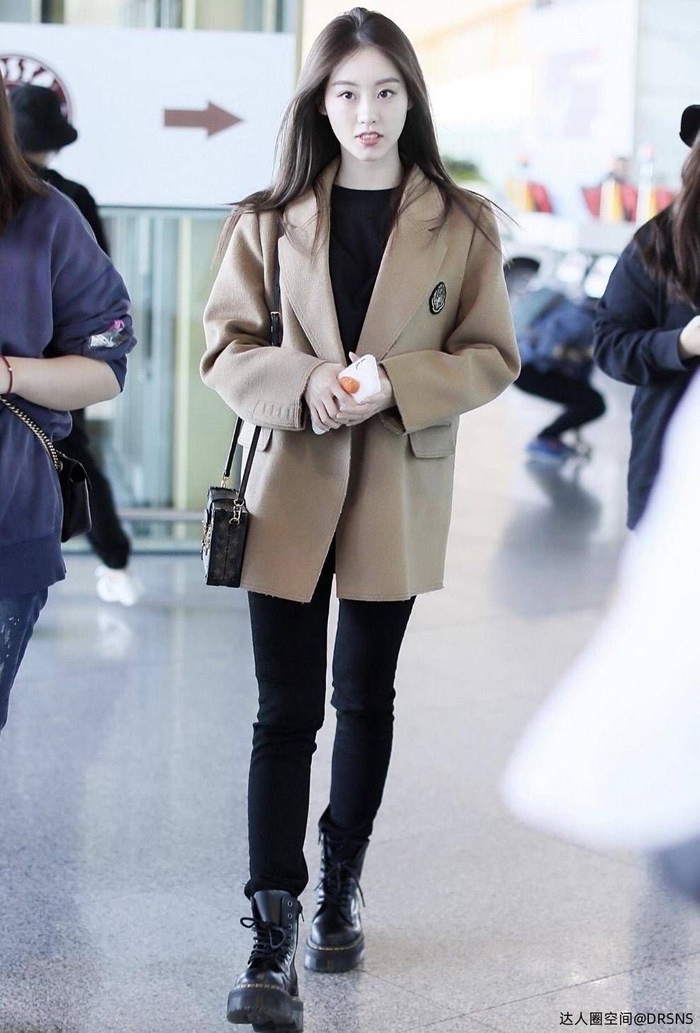 祝绪丹西装配打底衫走机场,牛仔裤马丁靴气场全开美炸了 祝绪丹西装配打底衫走机场,牛仔裤马丁靴气场全开美炸了