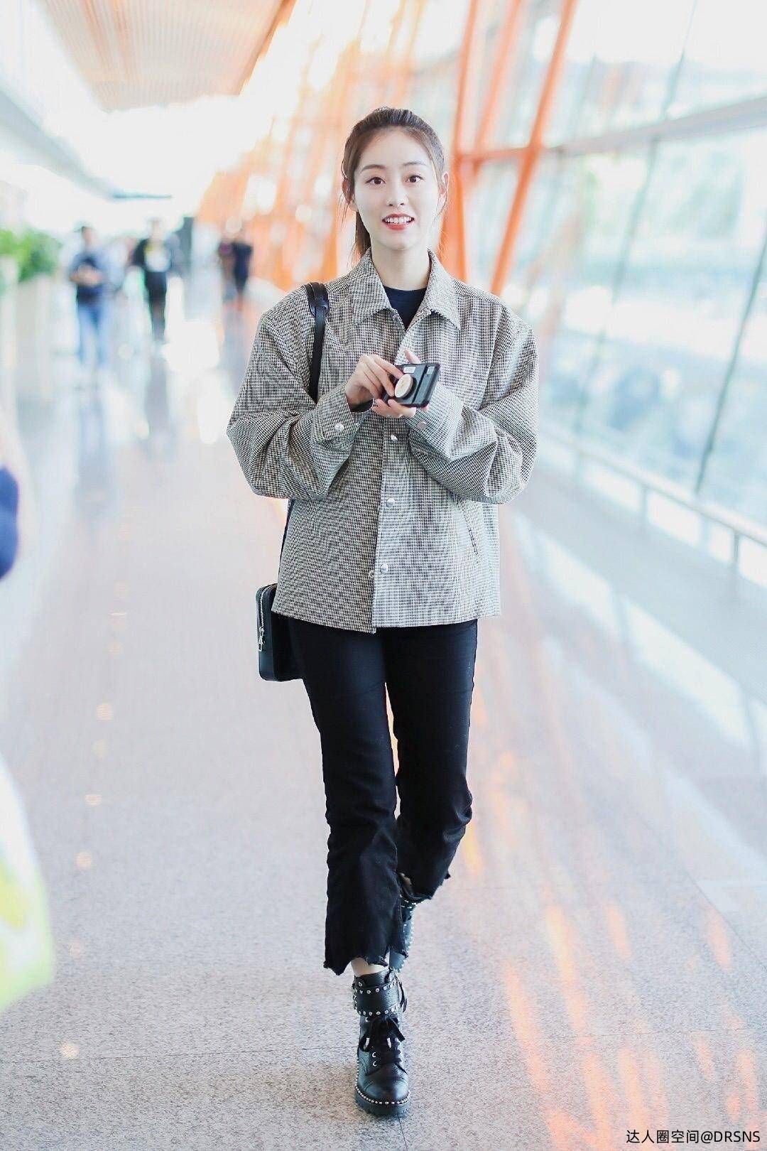 祝绪丹西装配打底衫走机场,牛仔裤马丁靴气场全开美炸了 祝绪丹西装配打底衫走机场,牛仔裤马丁靴气场全开美炸了