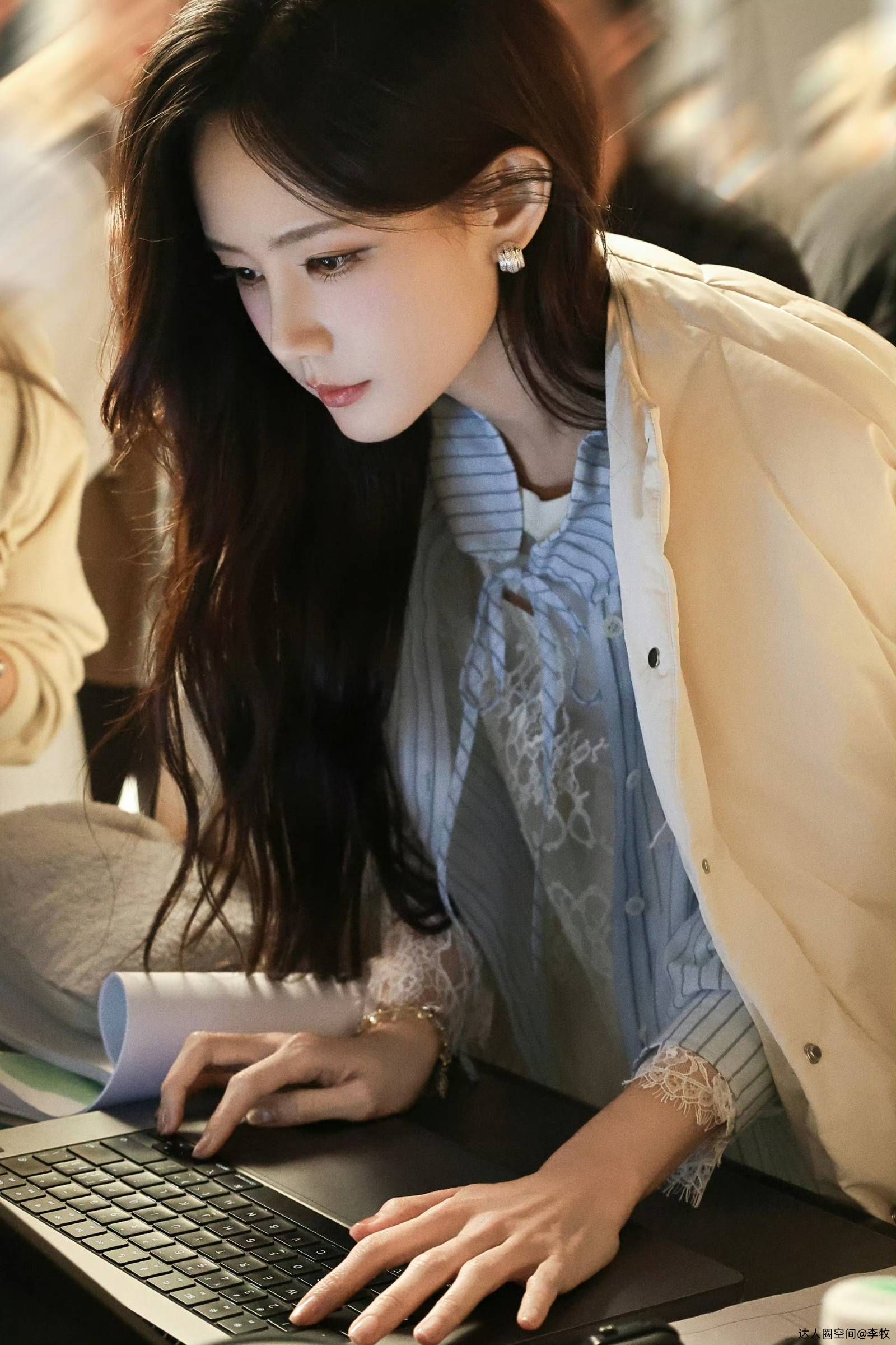 李一桐的春日穿搭公式:甜酷切换,自在出彩 李一桐的春日穿搭公式:甜酷切换,自在出彩