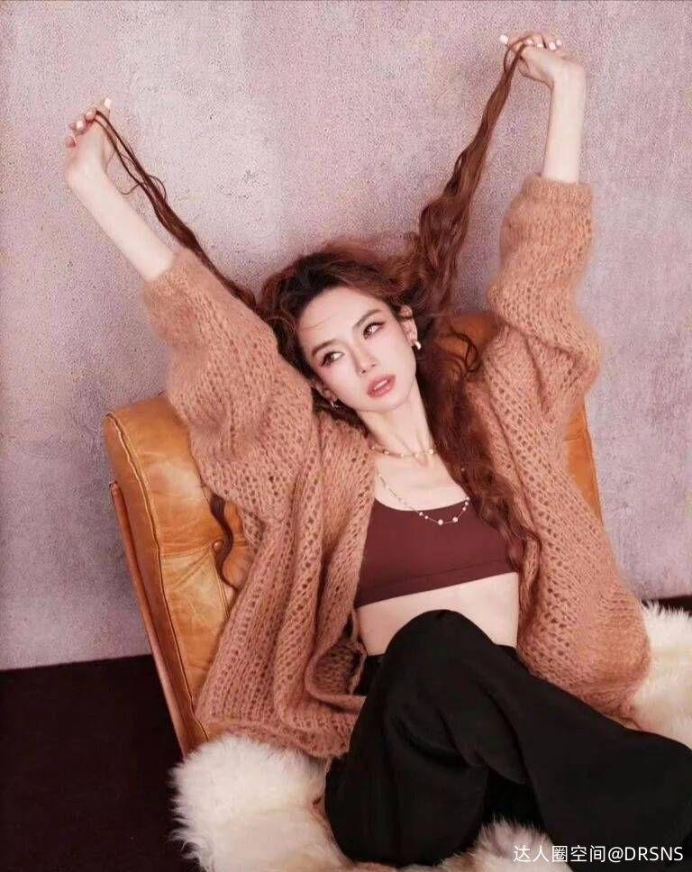 戚薇镂空针织衫搭配黑色吊带,她随性街头感的流动美学 戚薇镂空针织衫搭配黑色吊带,她随性街头感的流动美学