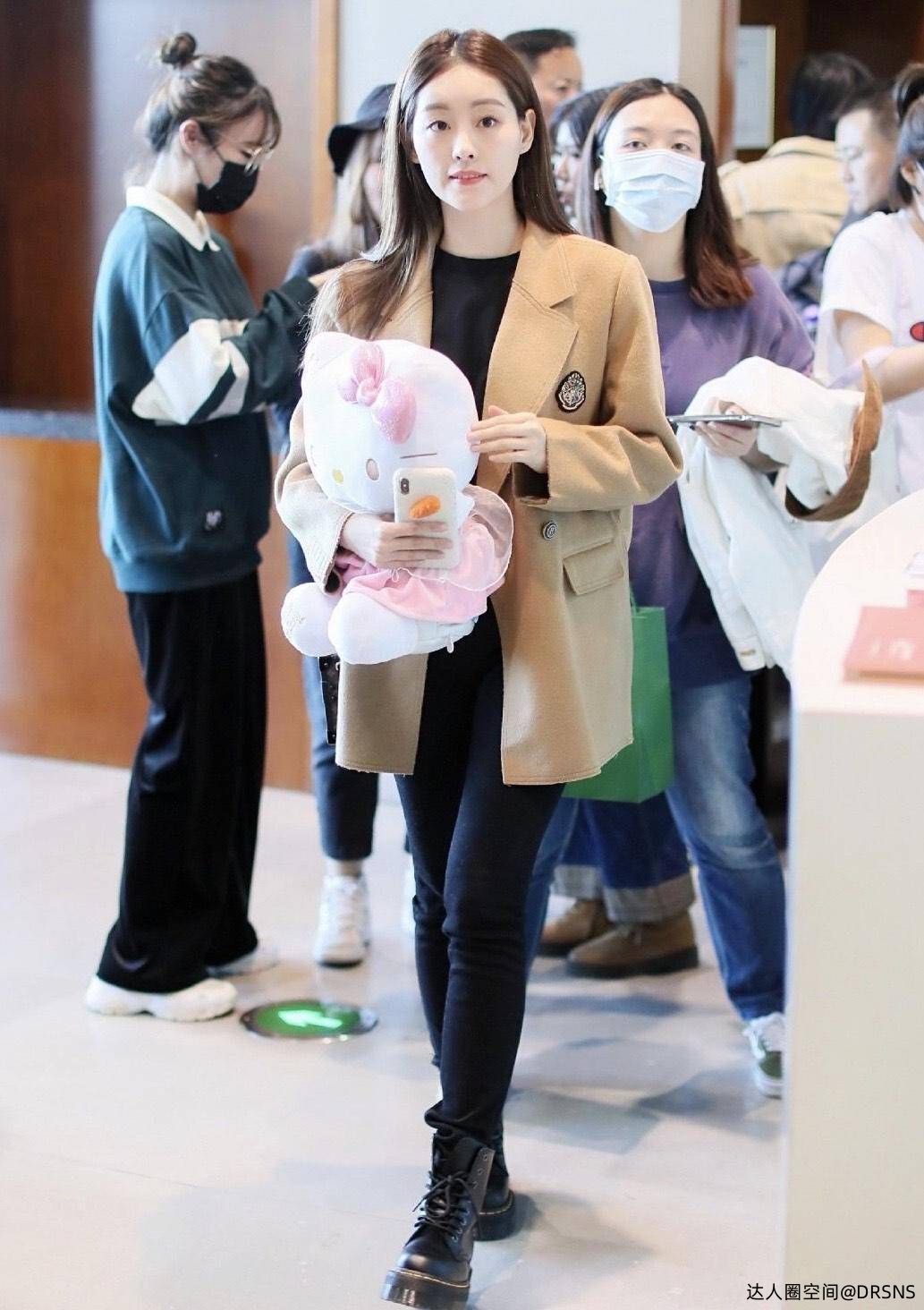 祝绪丹西装配打底衫走机场,牛仔裤马丁靴气场全开美炸了 祝绪丹西装配打底衫走机场,牛仔裤马丁靴气场全开美炸了