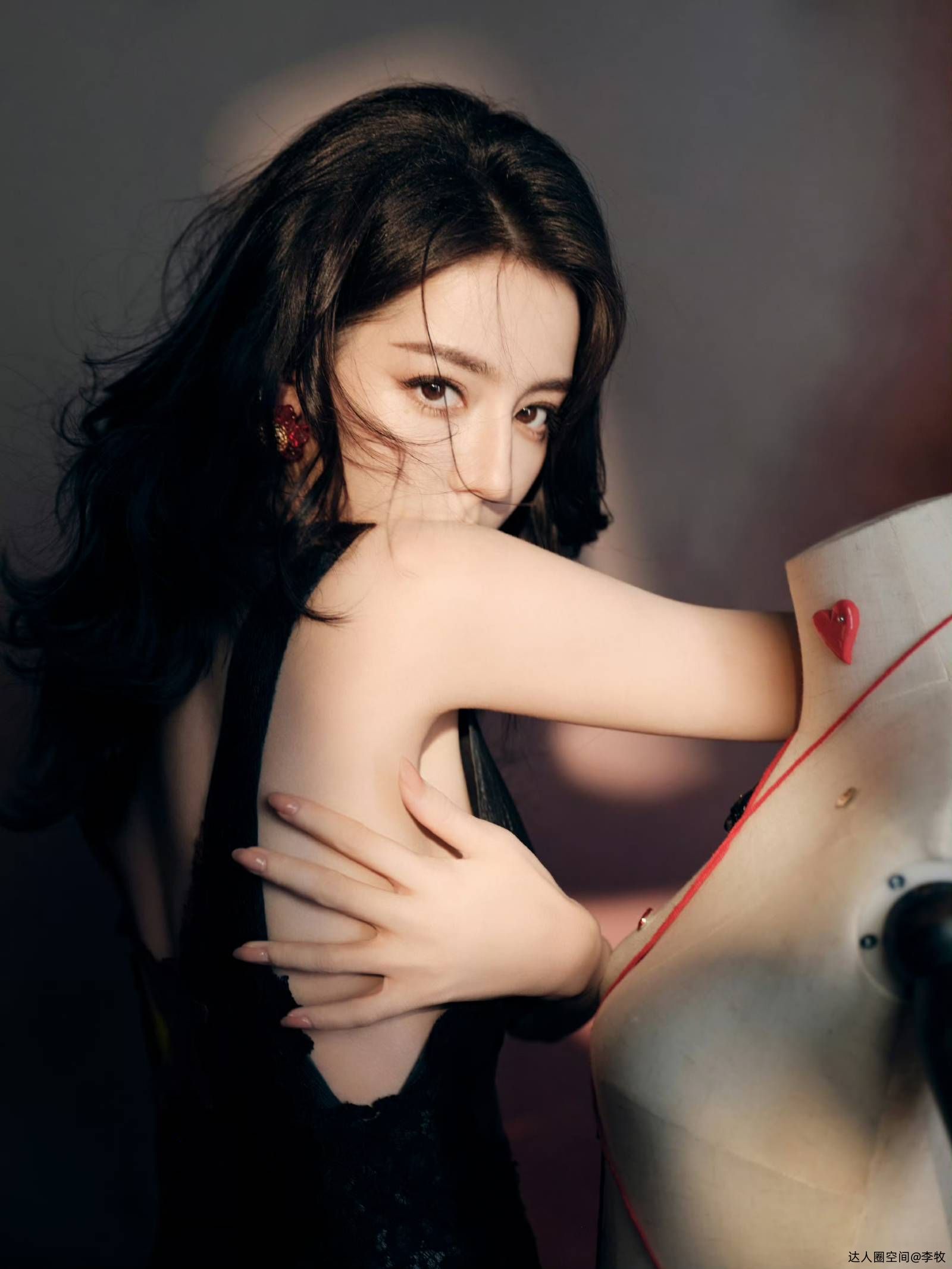 红黑塑鬼王风骨,迪丽热巴演绎冷艳神性穿搭美学 红黑塑鬼王风骨,迪丽热巴演绎冷艳神性穿搭美学