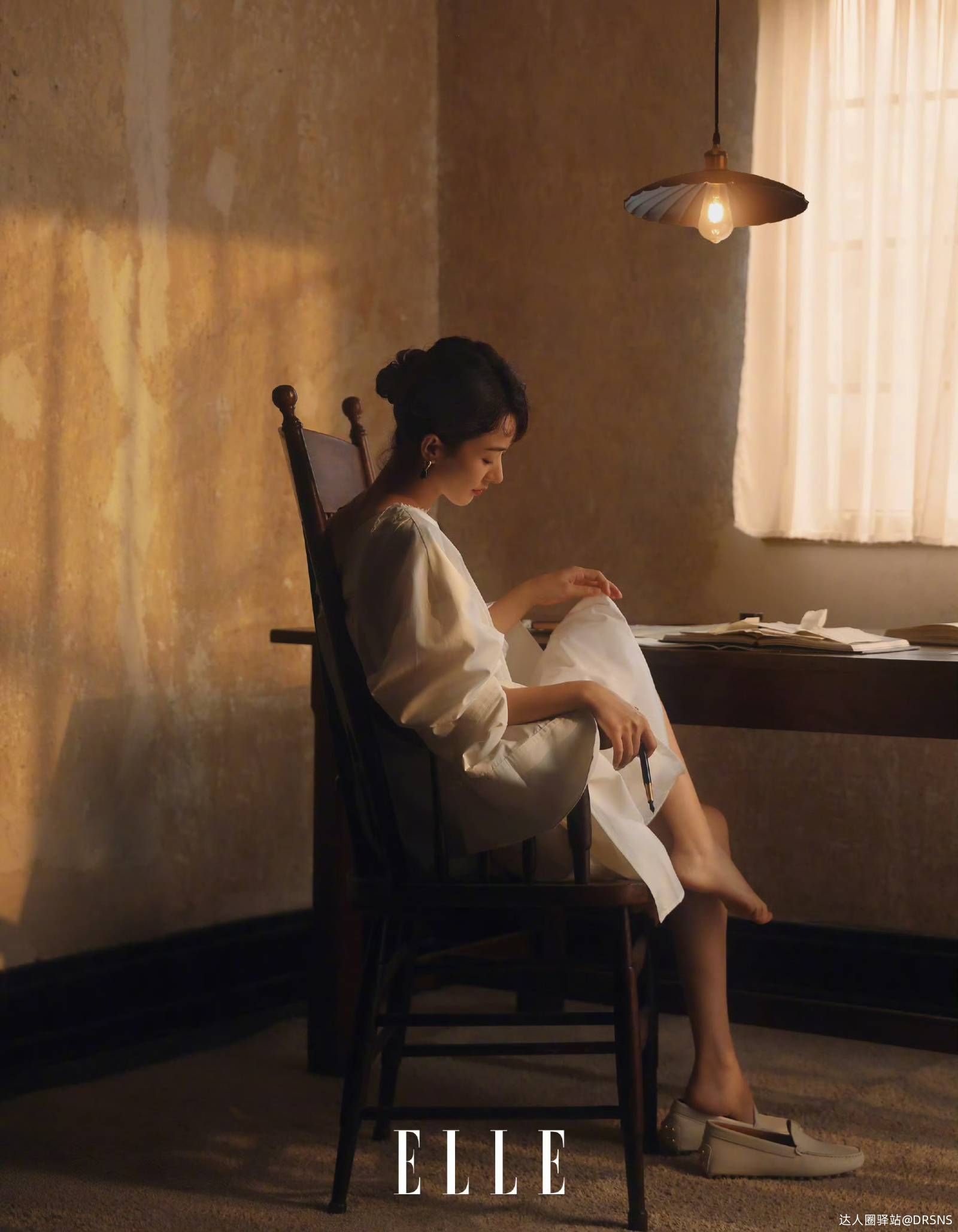 赵丽颖《ELLE》二月刊封面引爆热议,复古光影大片展现极致美 赵丽颖《ELLE》二月刊封面引爆热议,复古光影大片展现极致美
