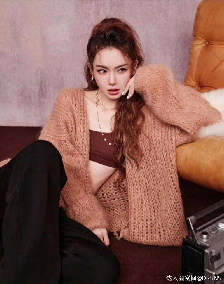 戚薇镂空针织衫搭配黑色吊带,她随性街头感的流动美学 戚薇镂空针织衫搭配黑色吊带,她随性街头感的流动美学