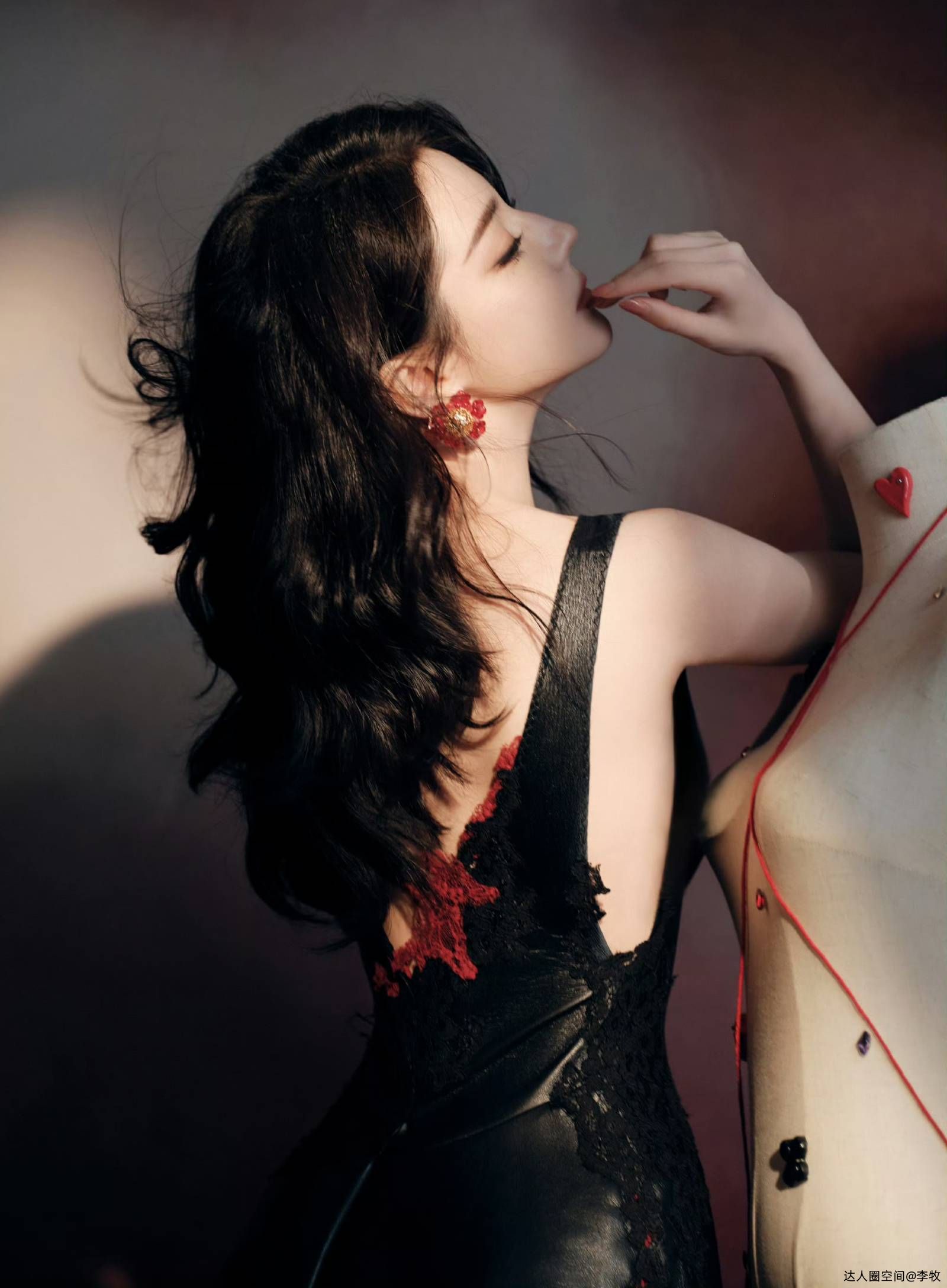 红黑塑鬼王风骨,迪丽热巴演绎冷艳神性穿搭美学 红黑塑鬼王风骨,迪丽热巴演绎冷艳神性穿搭美学