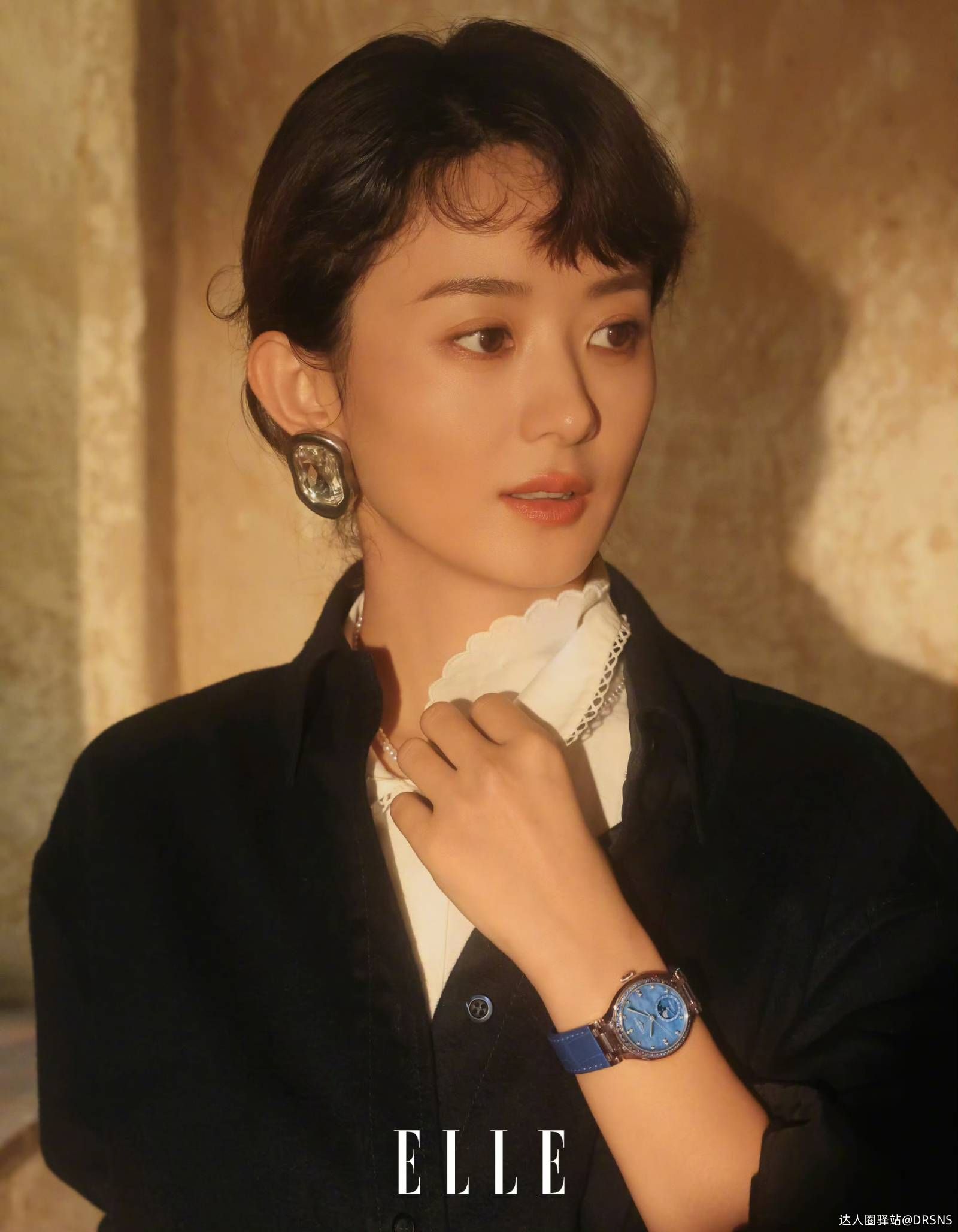 赵丽颖《ELLE》二月刊封面引爆热议,复古光影大片展现极致美 赵丽颖《ELLE》二月刊封面引爆热议,复古光影大片展现极致美