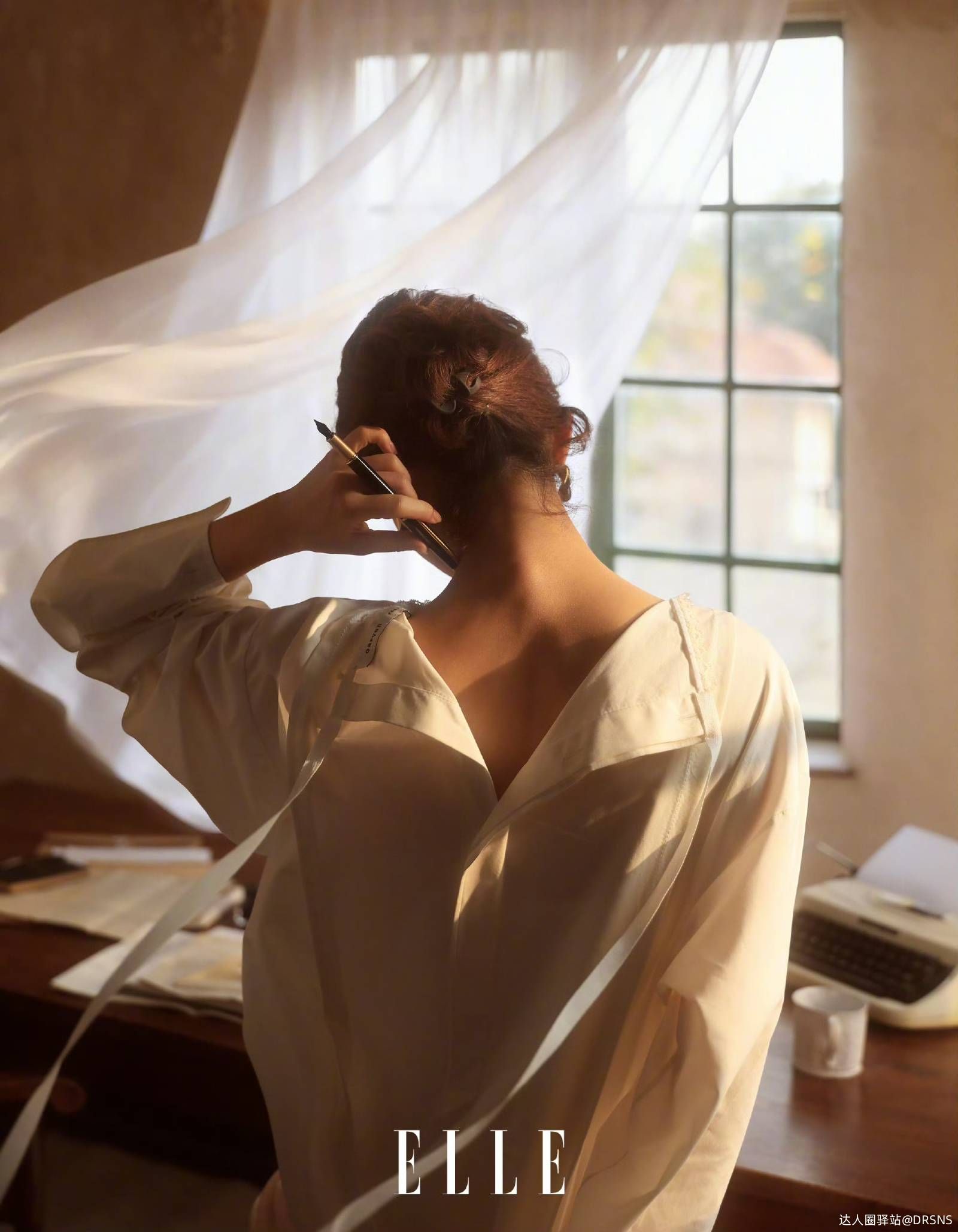 赵丽颖《ELLE》二月刊封面引爆热议,复古光影大片展现极致美 赵丽颖《ELLE》二月刊封面引爆热议,复古光影大片展现极致美