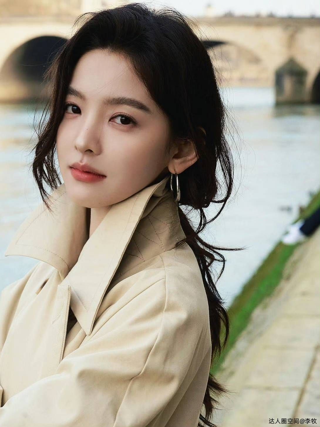 章若楠巴黎街拍：松弛感穿搭的终极叙事