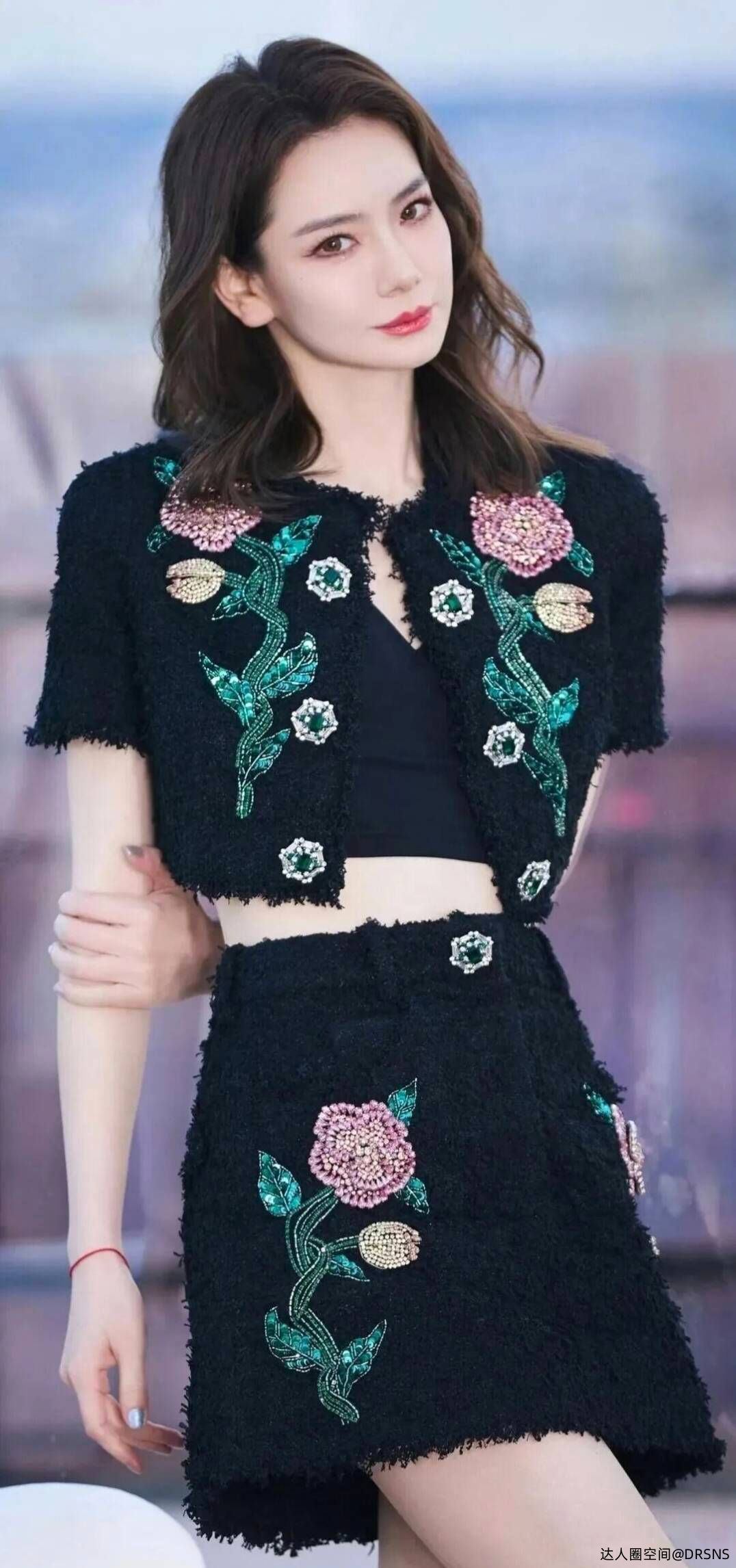 戚薇镂空针织衫搭配黑色吊带,她随性街头感的流动美学 戚薇镂空针织衫搭配黑色吊带,她随性街头感的流动美学