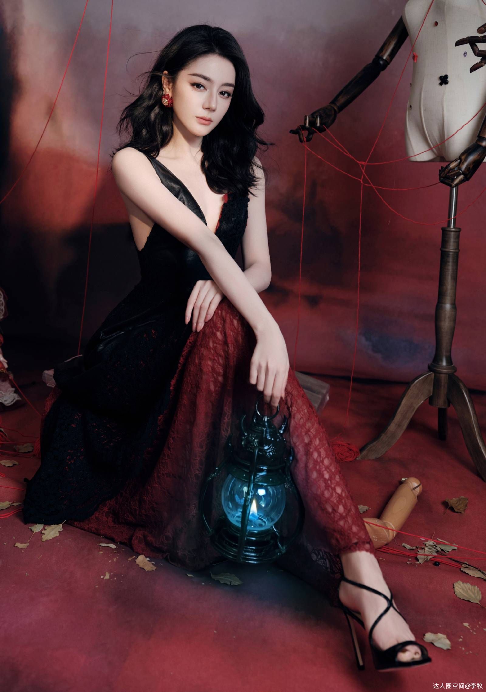 红黑塑鬼王风骨,迪丽热巴演绎冷艳神性穿搭美学 红黑塑鬼王风骨,迪丽热巴演绎冷艳神性穿搭美学