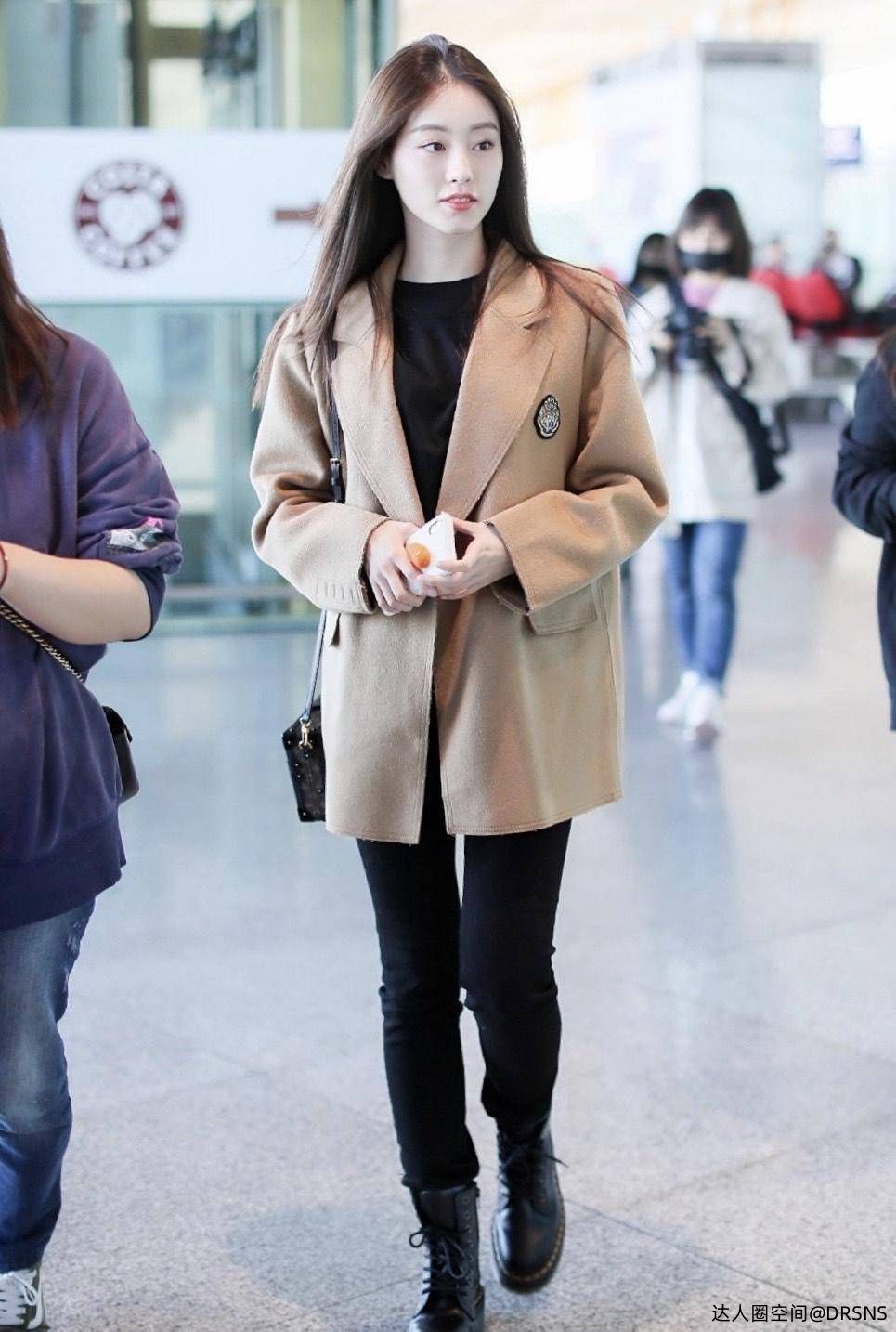 祝绪丹西装配打底衫走机场,牛仔裤马丁靴气场全开美炸了 祝绪丹西装配打底衫走机场,牛仔裤马丁靴气场全开美炸了