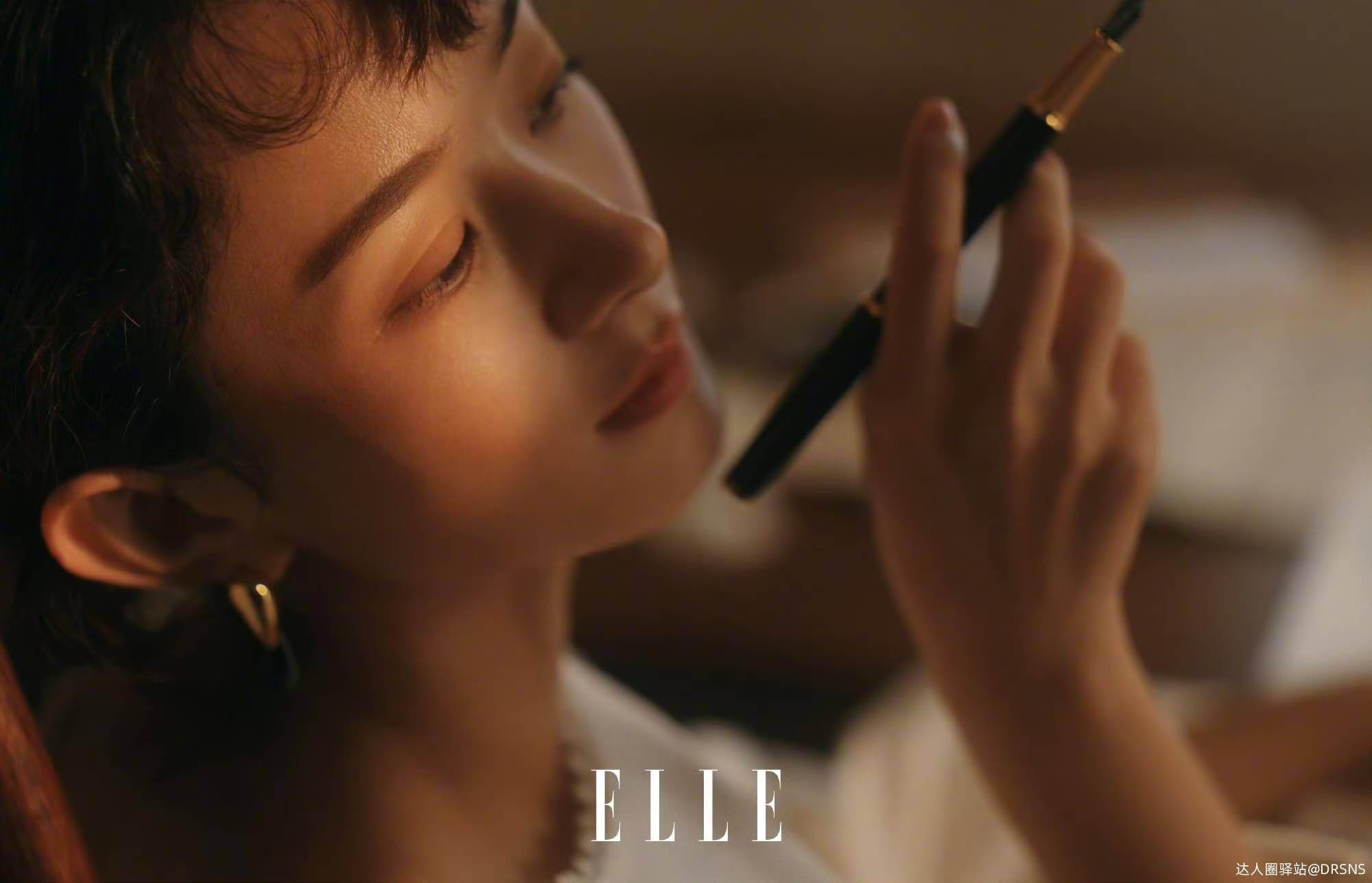 赵丽颖《ELLE》二月刊封面引爆热议,复古光影大片展现极致美 赵丽颖《ELLE》二月刊封面引爆热议,复古光影大片展现极致美
