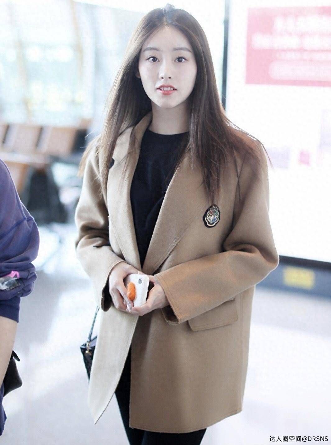 祝绪丹西装配打底衫走机场,牛仔裤马丁靴气场全开美炸了 祝绪丹西装配打底衫走机场,牛仔裤马丁靴气场全开美炸了