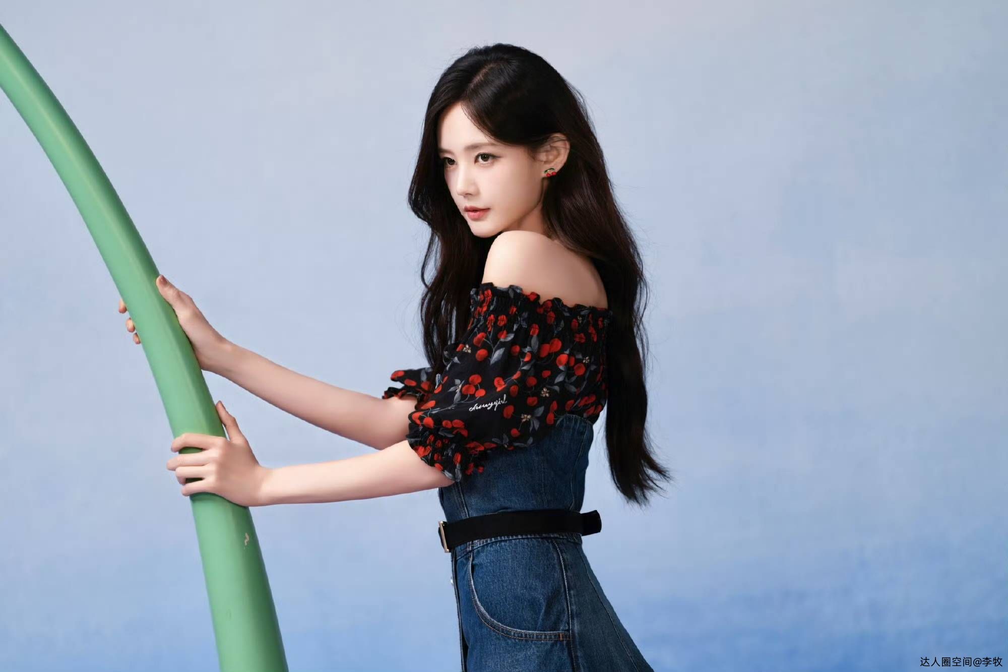 李一桐的春日穿搭公式:甜酷切换,自在出彩 李一桐的春日穿搭公式:甜酷切换,自在出彩