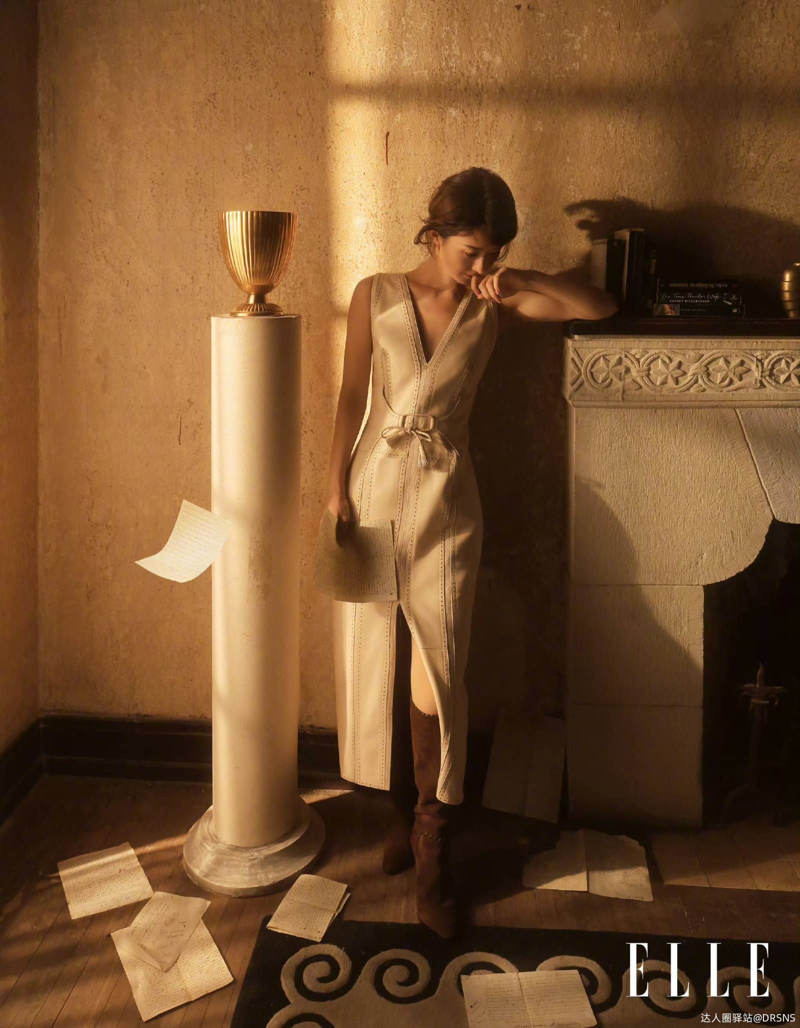 赵丽颖《ELLE》二月刊封面引爆热议,复古光影大片展现极致美 赵丽颖《ELLE》二月刊封面引爆热议,复古光影大片展现极致美