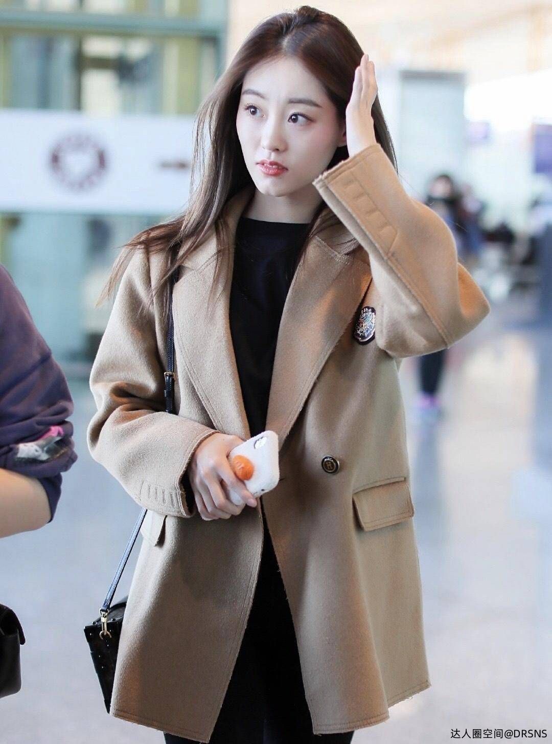 祝绪丹西装配打底衫走机场,牛仔裤马丁靴气场全开美炸了 祝绪丹西装配打底衫走机场,牛仔裤马丁靴气场全开美炸了