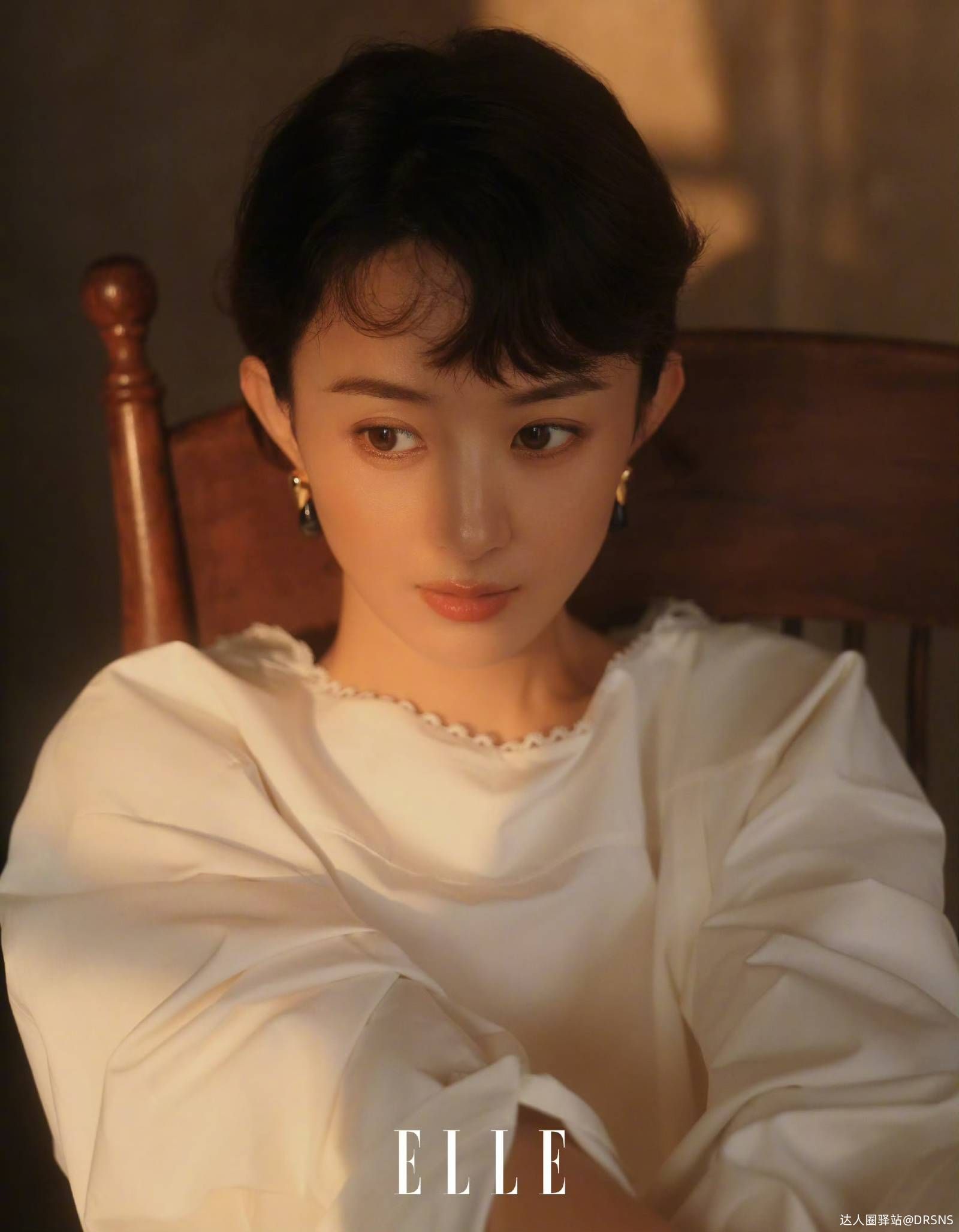 赵丽颖《ELLE》二月刊封面引爆热议,复古光影大片展现极致美 赵丽颖《ELLE》二月刊封面引爆热议,复古光影大片展现极致美
