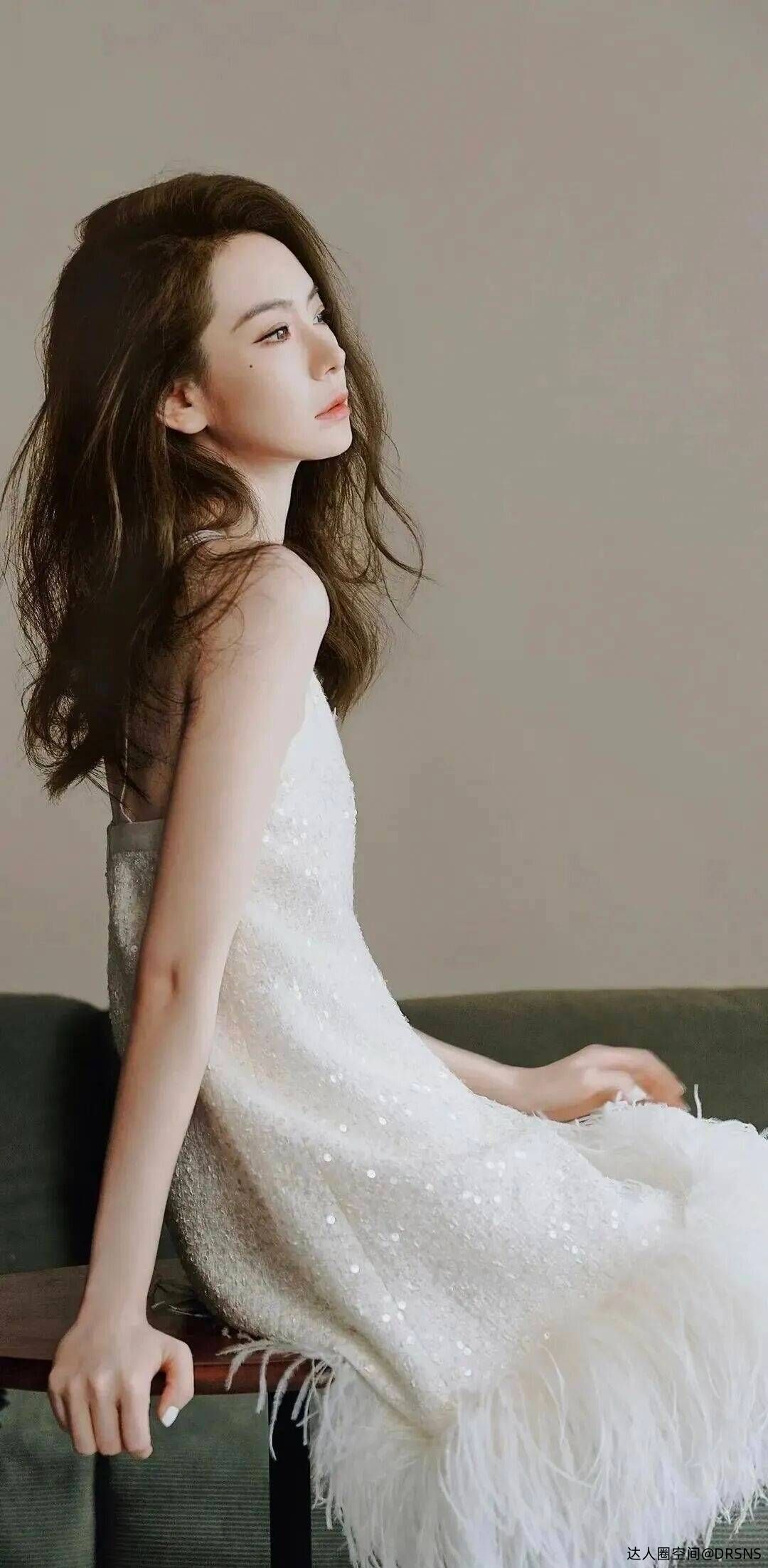 戚薇镂空针织衫搭配黑色吊带,她随性街头感的流动美学 戚薇镂空针织衫搭配黑色吊带,她随性街头感的流动美学