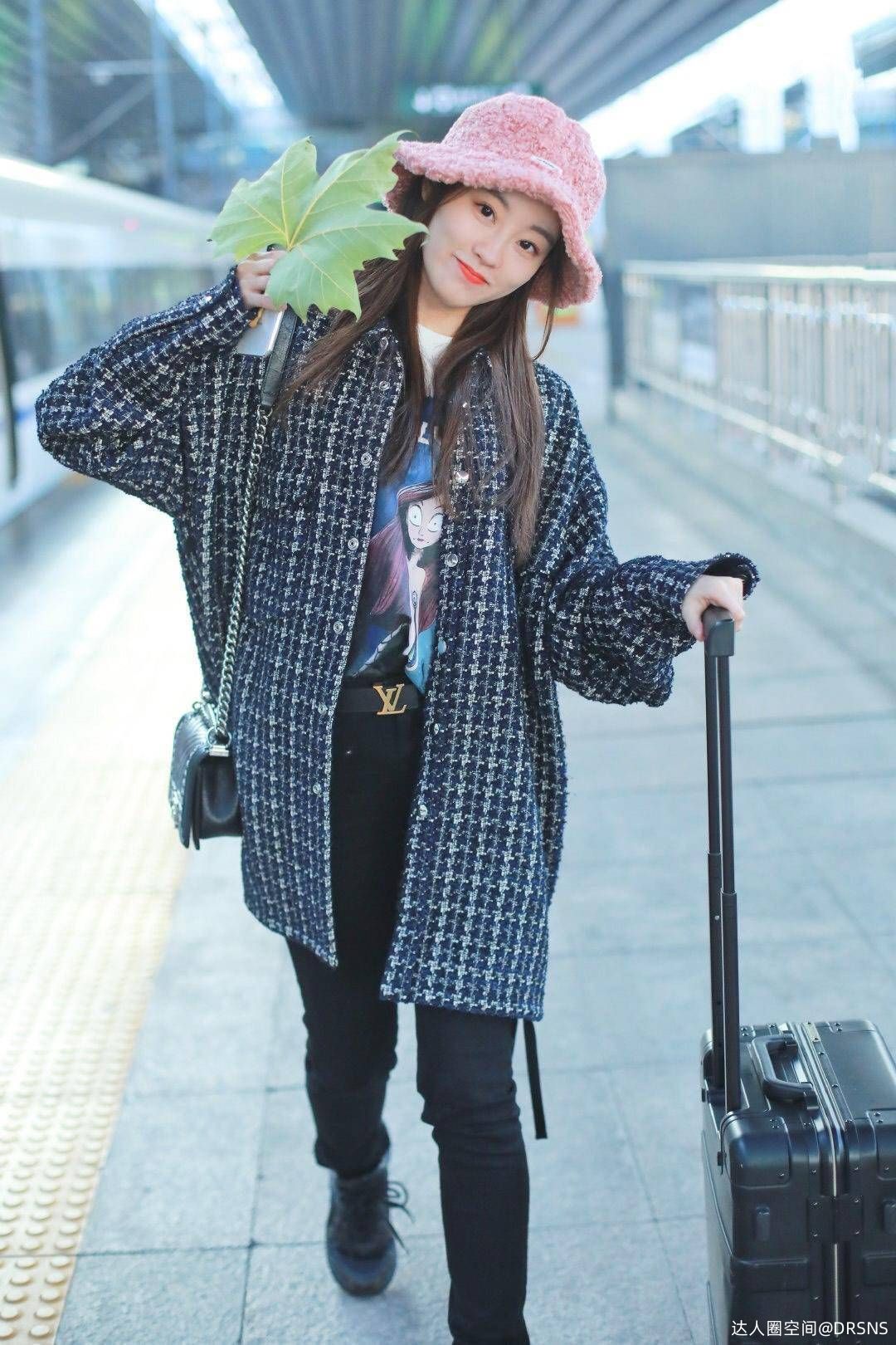 祝绪丹西装配打底衫走机场,牛仔裤马丁靴气场全开美炸了 祝绪丹西装配打底衫走机场,牛仔裤马丁靴气场全开美炸了