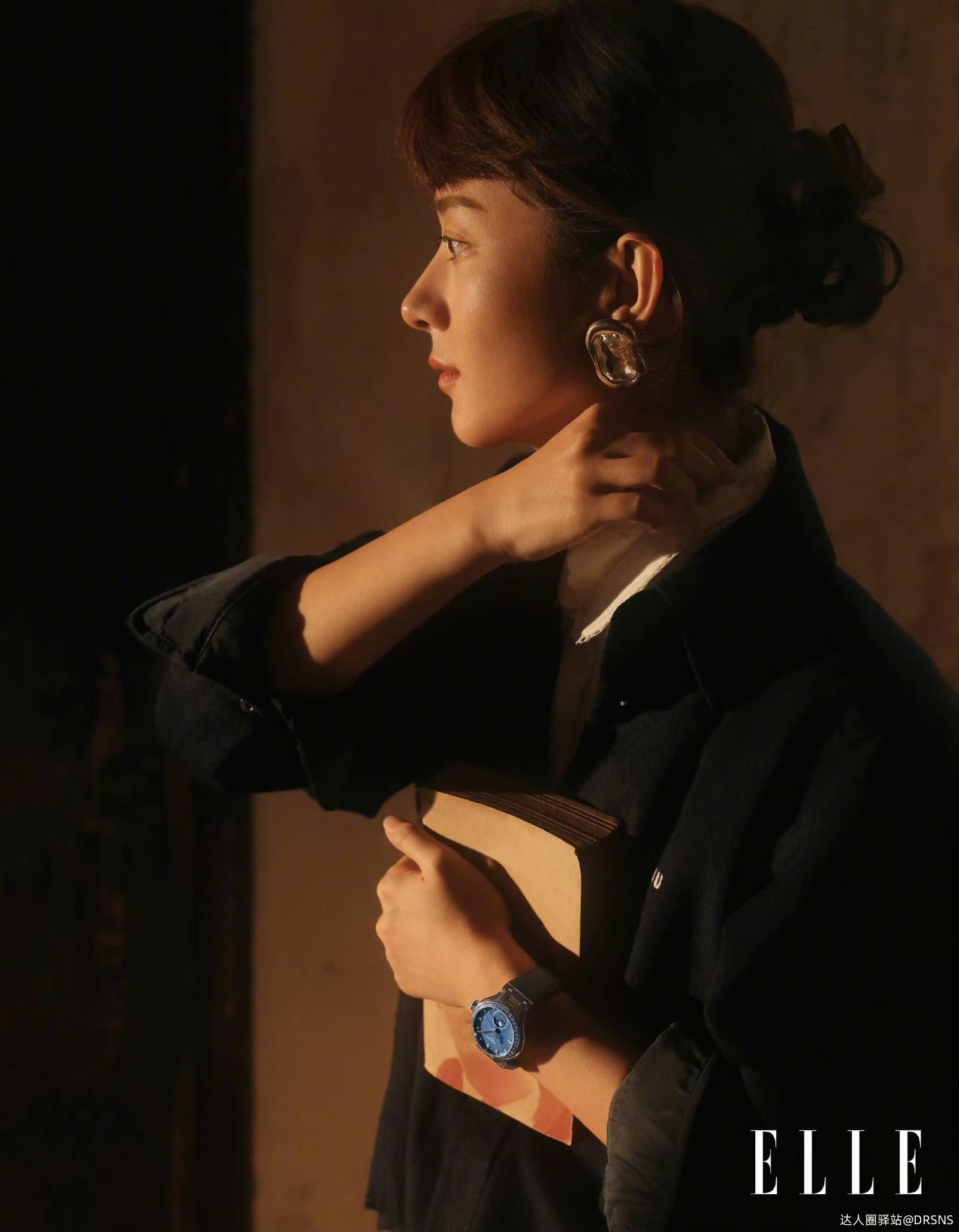 赵丽颖《ELLE》二月刊封面引爆热议,复古光影大片展现极致美 赵丽颖《ELLE》二月刊封面引爆热议,复古光影大片展现极致美