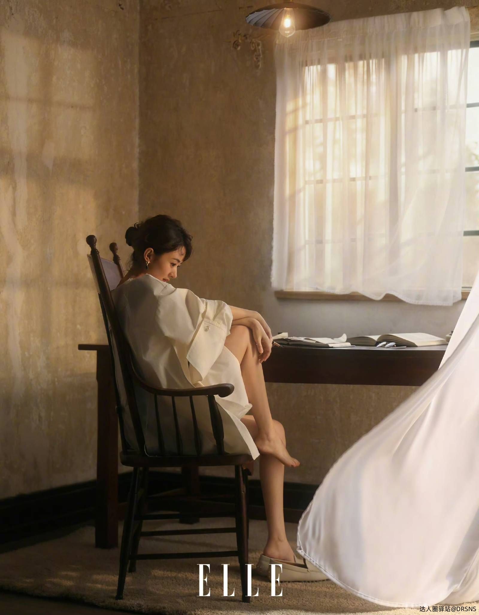 赵丽颖《ELLE》二月刊封面引爆热议,复古光影大片展现极致美 赵丽颖《ELLE》二月刊封面引爆热议,复古光影大片展现极致美